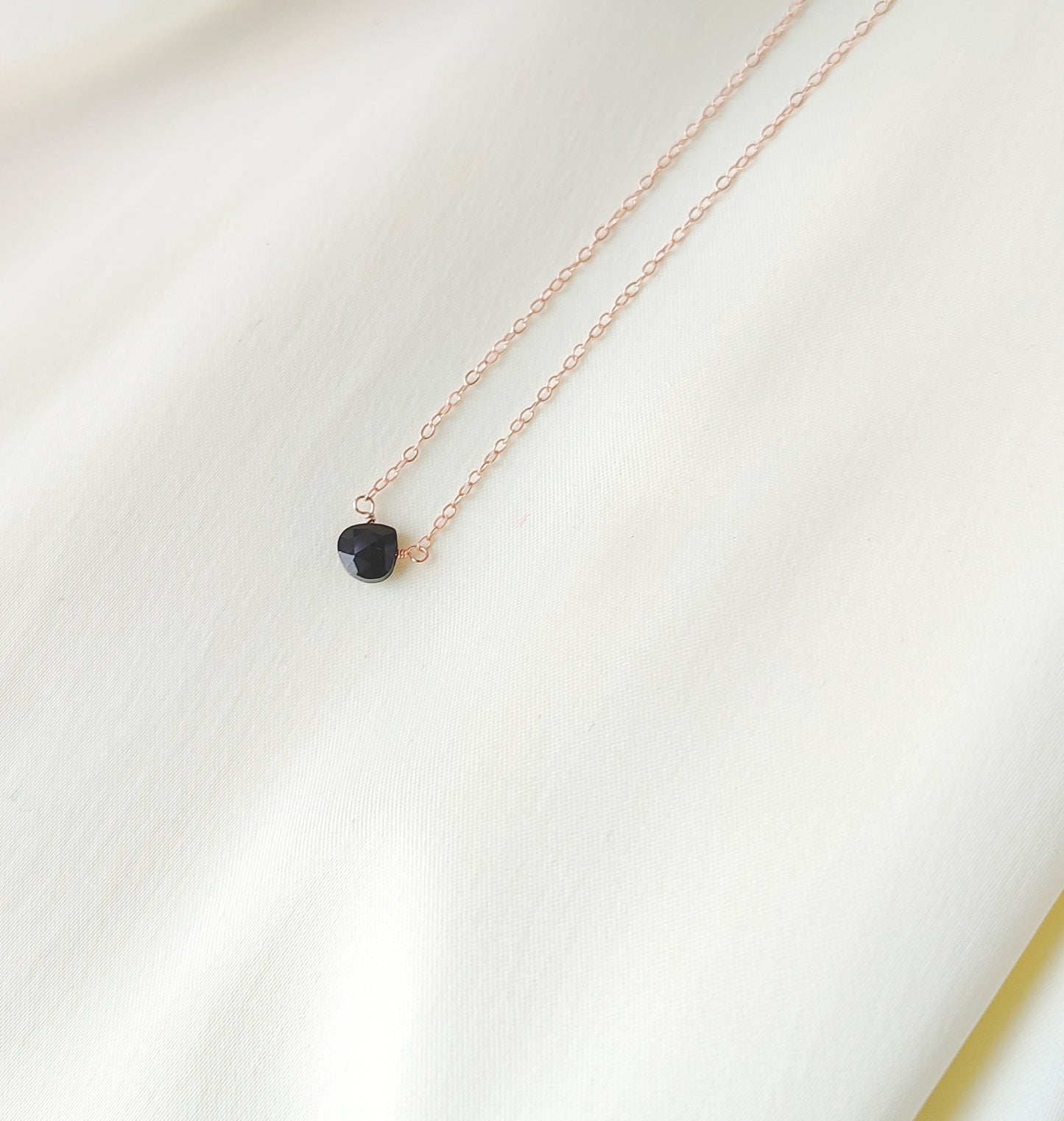 Halskette mit Onyx Tropfen, filigrane Goldkette mit Mini Onyx