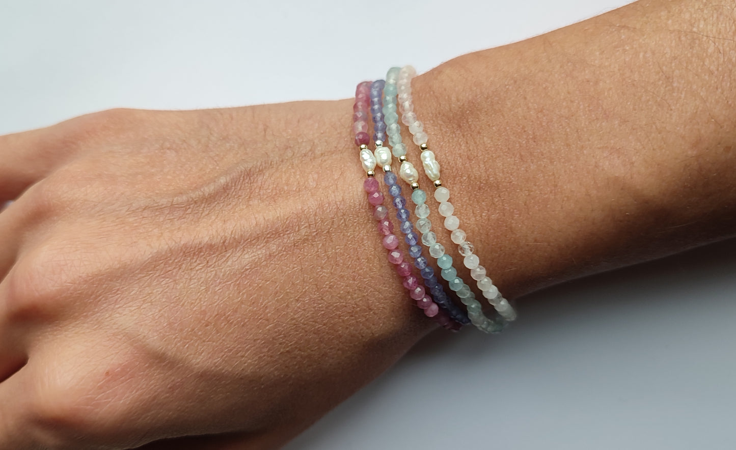Zierliche Stretch Armbänder mit Perle und Turmalin, Tansanit, Aquamarin oder Morganit Armband
