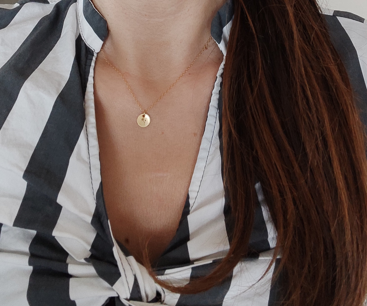 Mini Geburtsblumenkette, Minimalistische Kette mit personalisierter Gravur 6 mm Plättchen