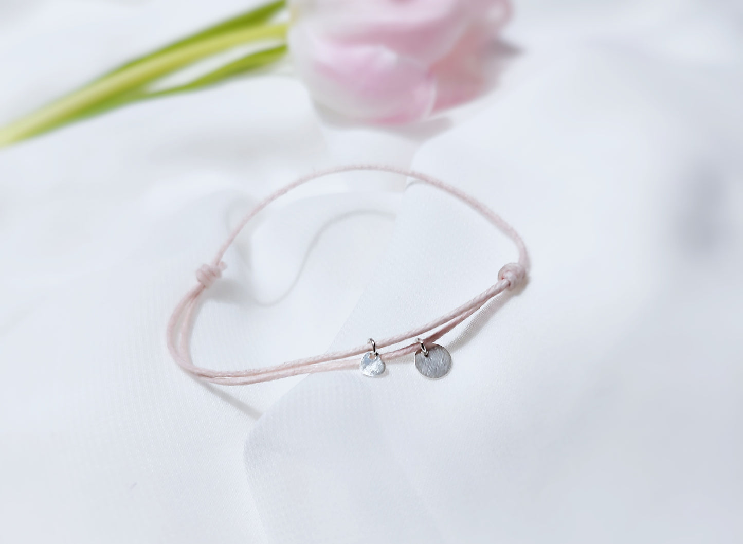Nude look Armband aus Bio Baumwolle in zart rosa mit gebürsteten Sterling Silber Plättchen und Herz Charm Anhänger