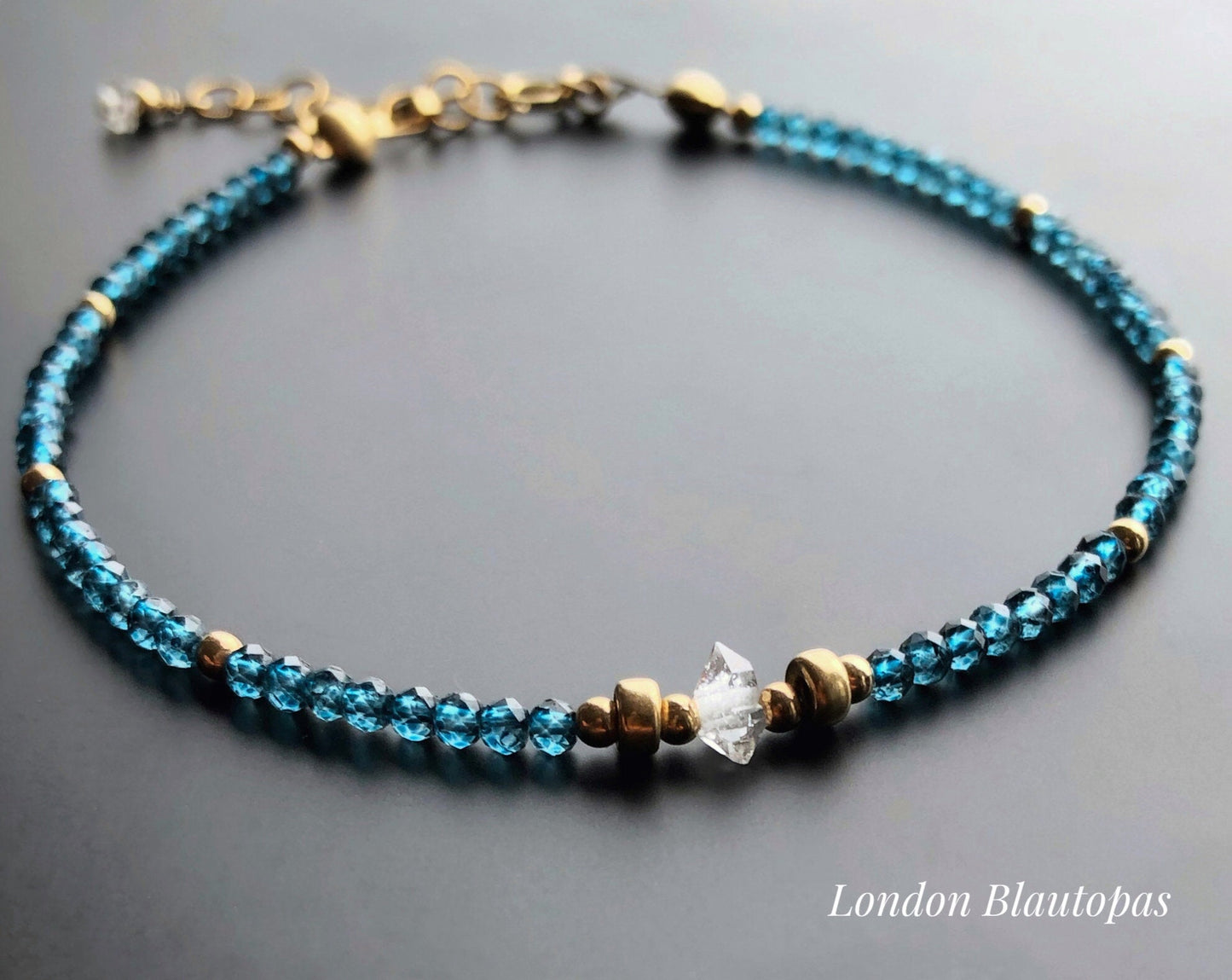 Geburtsstein Armband mit Herkimer, Rosa Turmalin, Aquamarin, Blautopas, Mondstein, Stapelarmband mit Steinen, Silber, Gold, Roségold