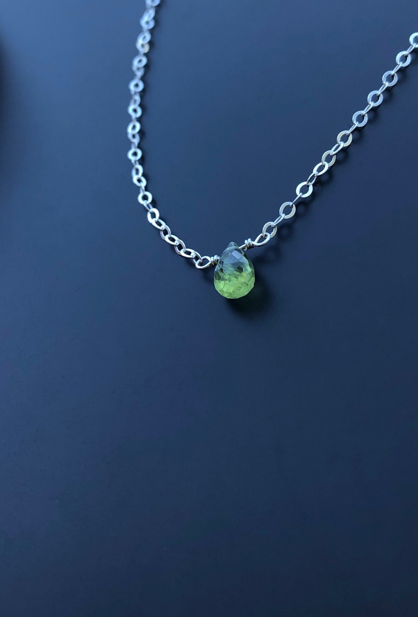 Minimalistische Halskette mit Peridot Tropfen