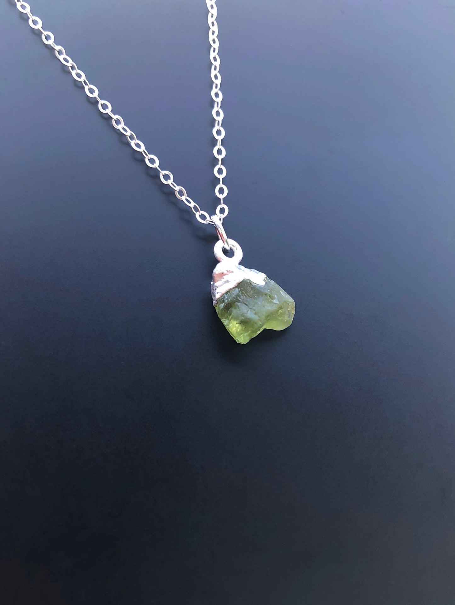 August Geburtsstein, Peridot Rohsteinkette in 925 Sterling Silber
