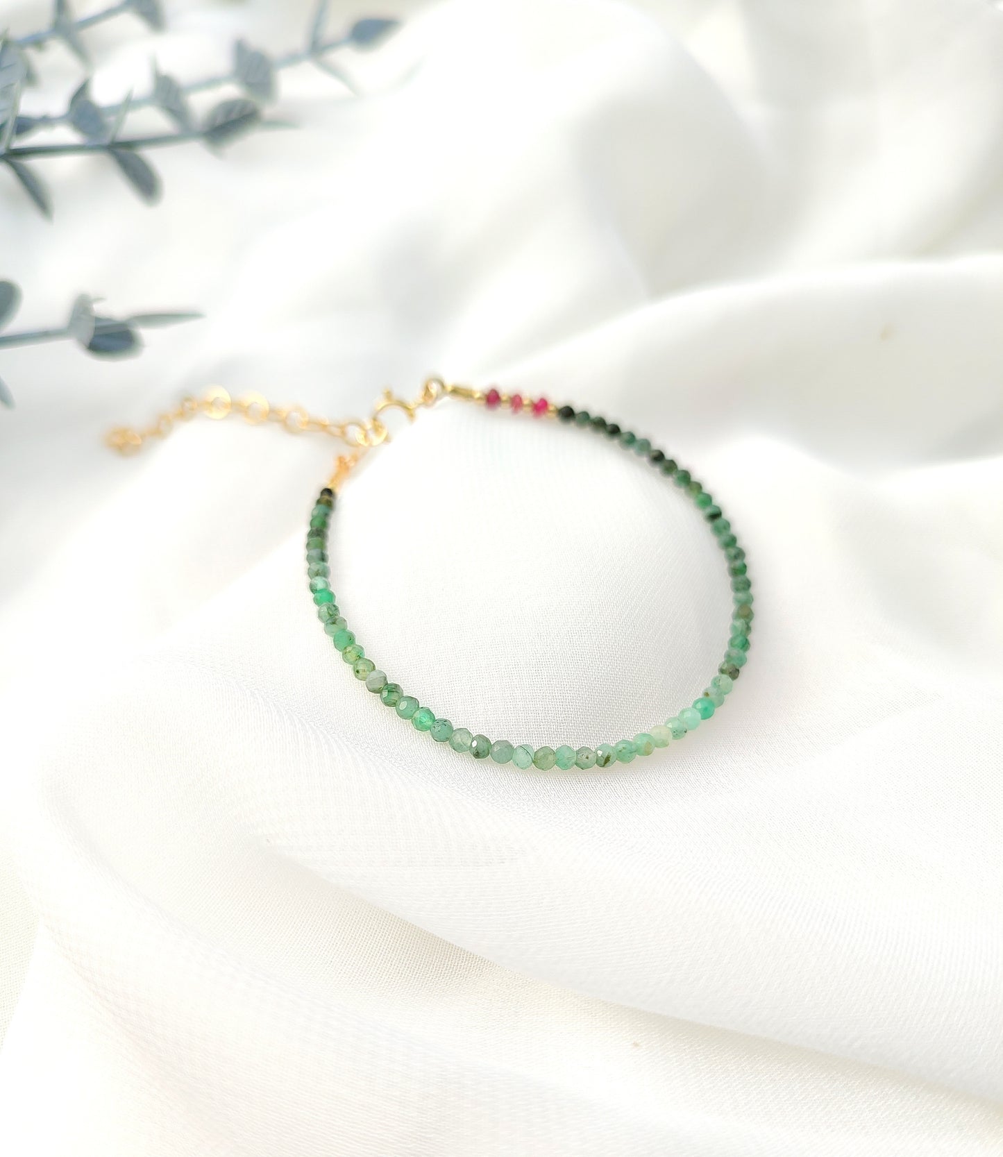 Zartes Smaragd Armband mit Rubin Perlen, Mai Juli Geburtsstein Schmuck, Smaragd mit Farbverlauf, Dünnes Stapel Armband