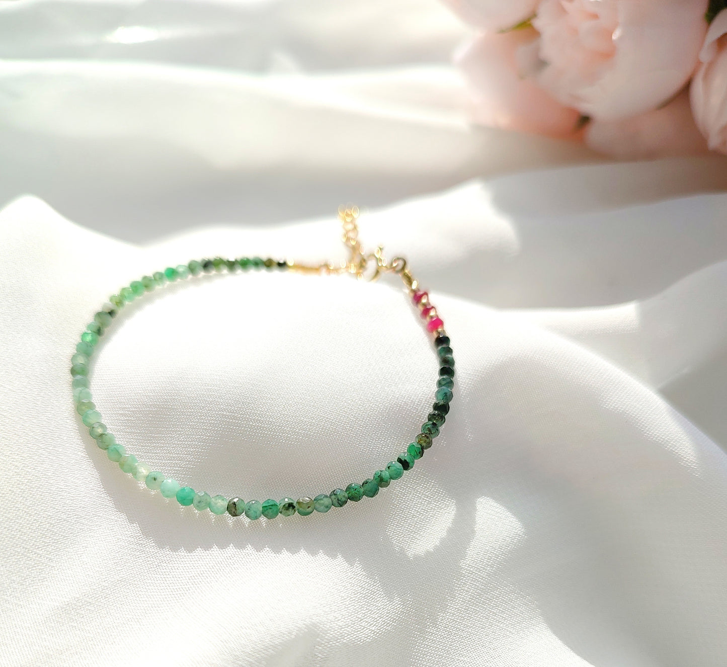 Zartes Smaragd Armband mit Rubin Perlen, Mai Juli Geburtsstein Schmuck, Smaragd mit Farbverlauf, Dünnes Stapel Armband