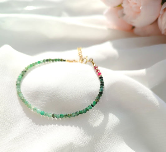 Zartes Smaragd Armband mit Rubin Perlen, Mai Juli Geburtsstein Schmuck, Smaragd mit Farbverlauf, Dünnes Stapel Armband