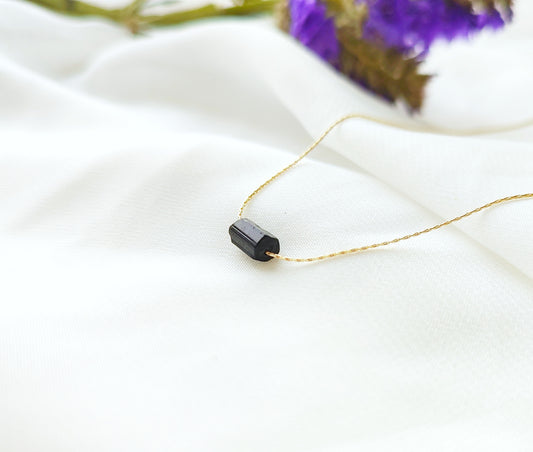 Schwarzer Turmalin Rohstein, Turmalinkette Gold