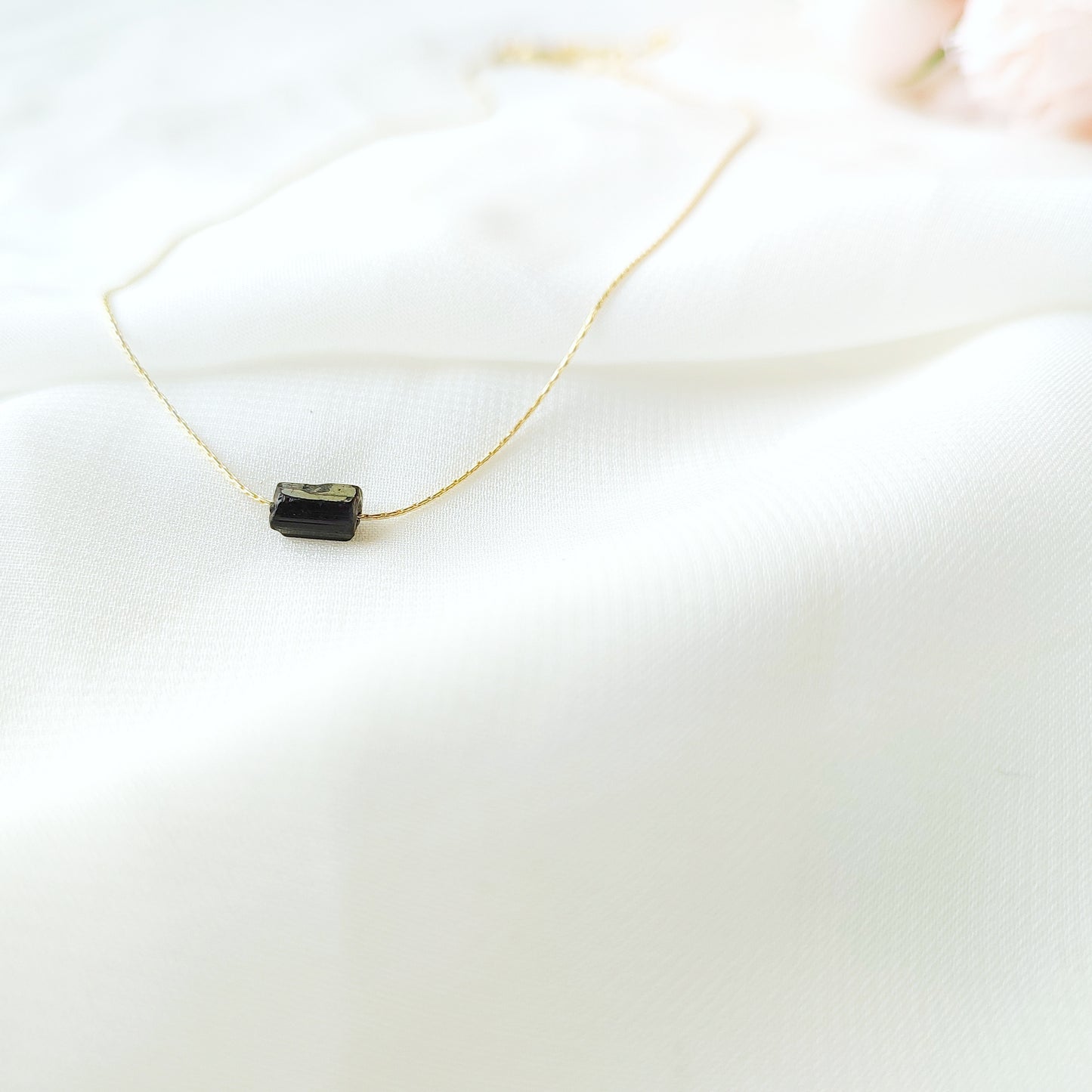 Schwarzer Turmalin Rohstein, Turmalinkette Gold