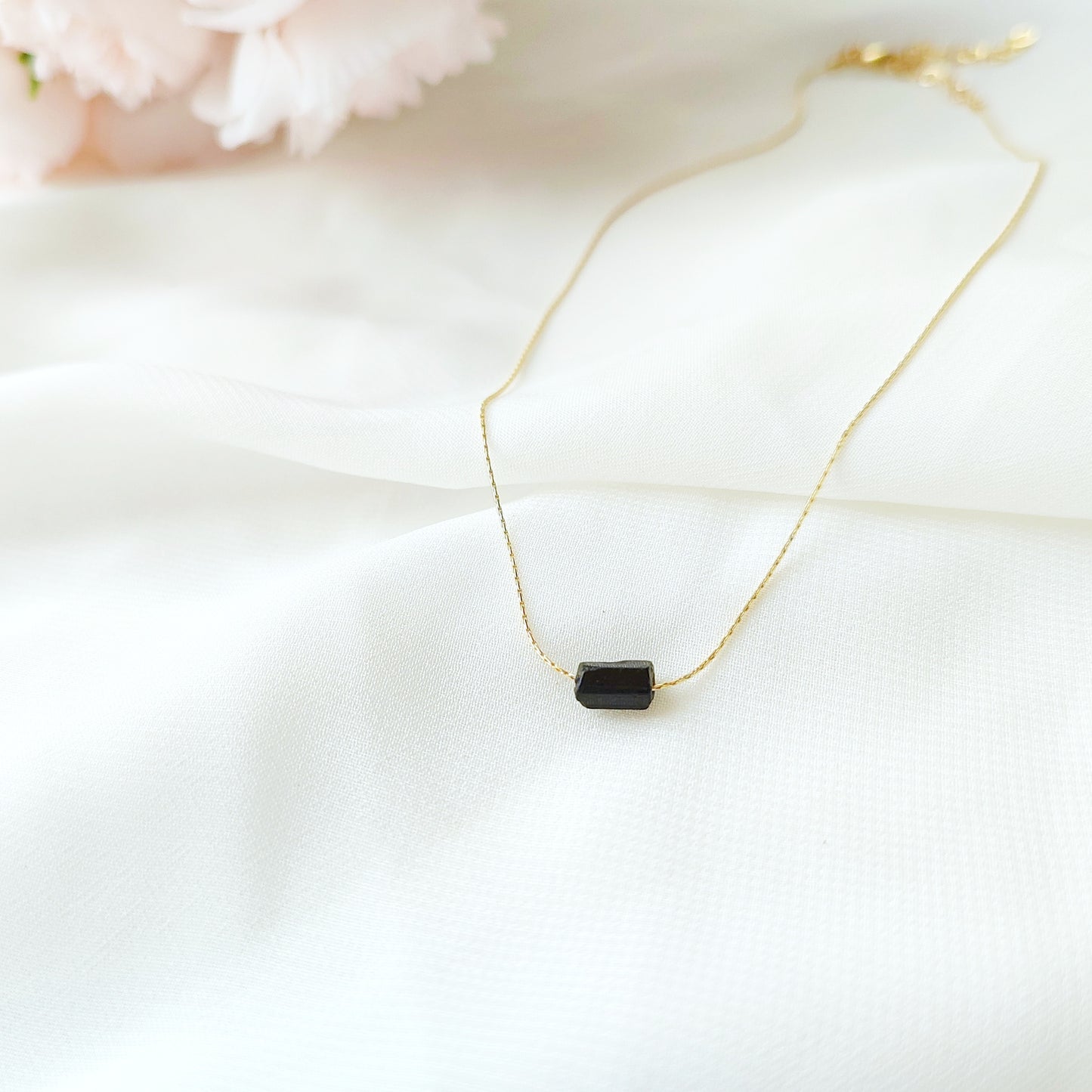 Schwarzer Turmalin Rohstein, Turmalinkette Gold