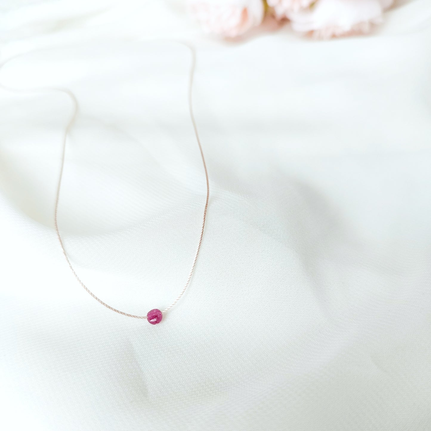Winziger Rubin an Seidenkette, Kleiner Rubin mit Kette aus Naturseide, Juli Geburtsstein Geschenke