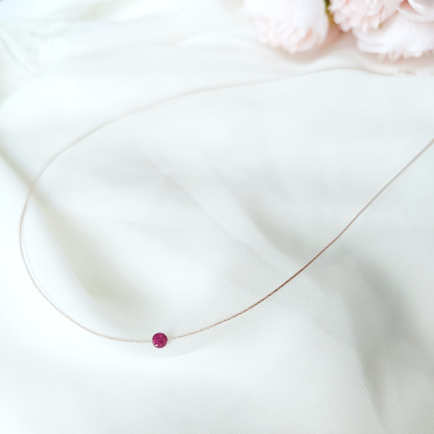 Winziger Rubin an Seidenkette, Kleiner Rubin mit Kette aus Naturseide, Juli Geburtsstein Geschenke