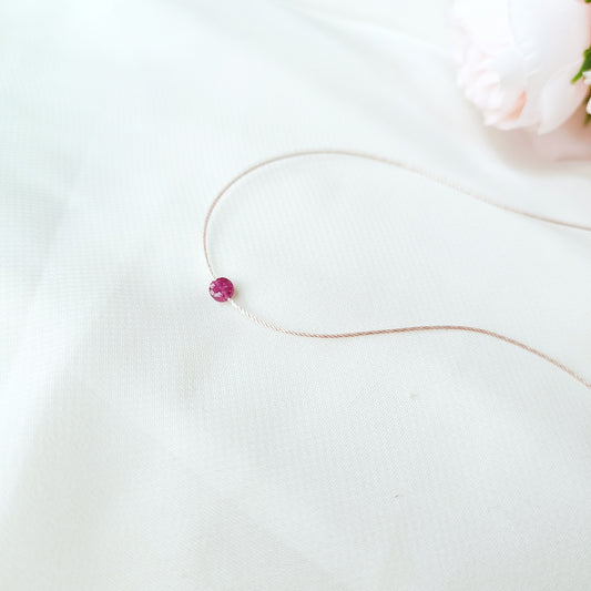 Winziger Rubin an Seidenkette, Kleiner Rubin mit Kette aus Naturseide, Juli Geburtsstein Geschenke