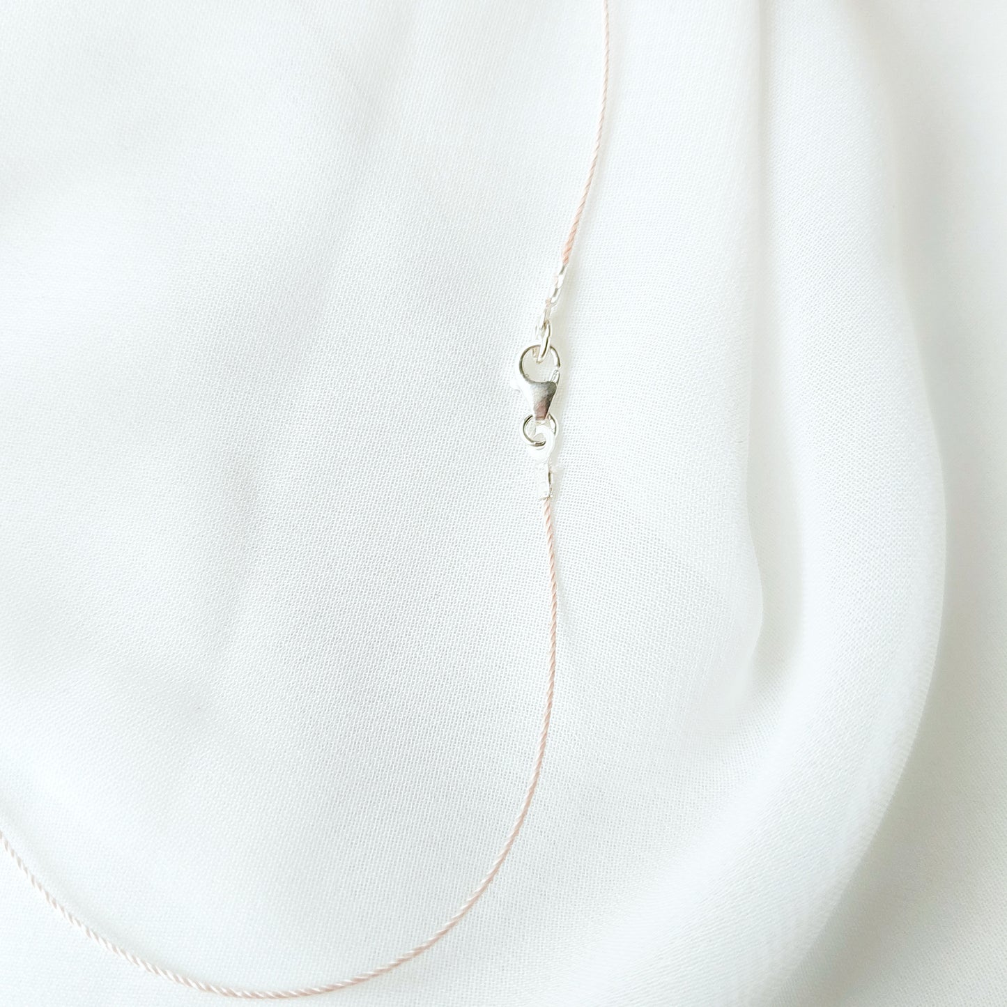 Winziger Rubin an Seidenkette, Kleiner Rubin mit Kette aus Naturseide, Juli Geburtsstein Geschenke