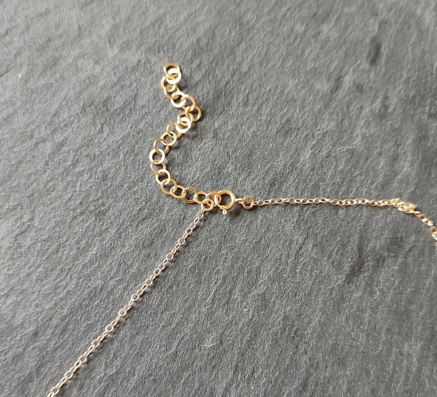 Runen Mondphasen Halskettemit schwarzem Turmalin Rohstein aus Gold Filled, Personalisierte Kette mit Gravur