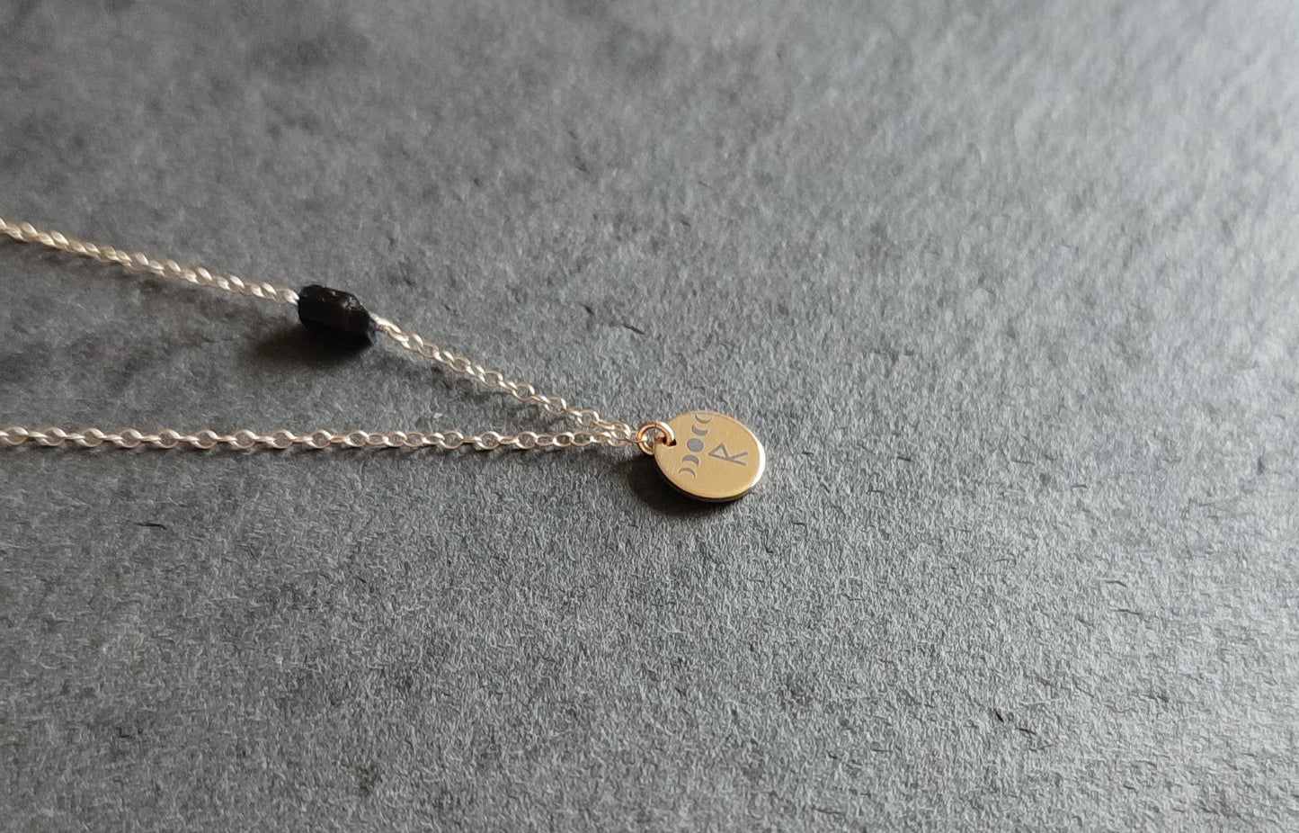 Runen Mondphasen Halskettemit schwarzem Turmalin Rohstein aus Gold Filled, Personalisierte Kette mit Gravur