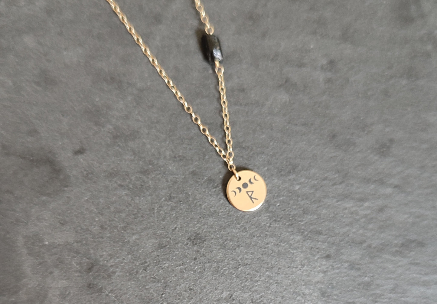 Runen Mondphasen Halskettemit schwarzem Turmalin Rohstein aus Gold Filled, Personalisierte Kette mit Gravur