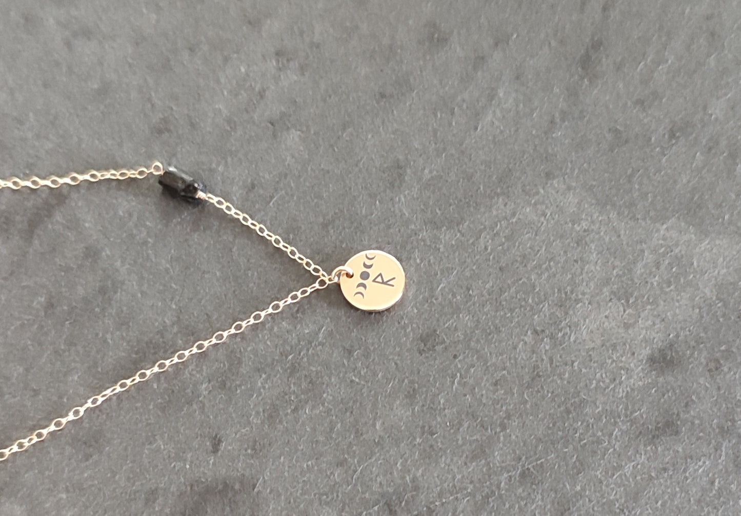 Runen Mondphasen Halskettemit schwarzem Turmalin Rohstein aus Gold Filled, Personalisierte Kette mit Gravur