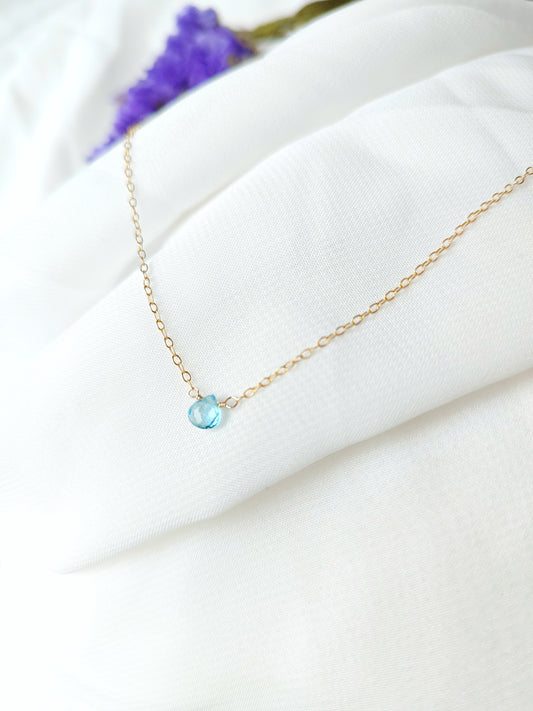 Topas Halskette, Kette mit mini Blautopas Tropfen, November Geburtssteinkette