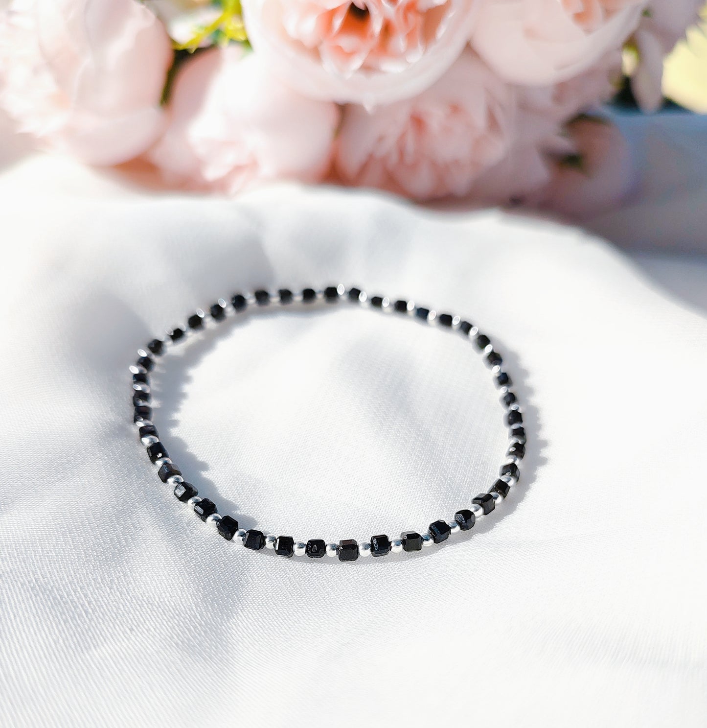 Elastische Armbänder mit schwarzen Turmalin Würfeln, Oktober Geburtsstein Armband