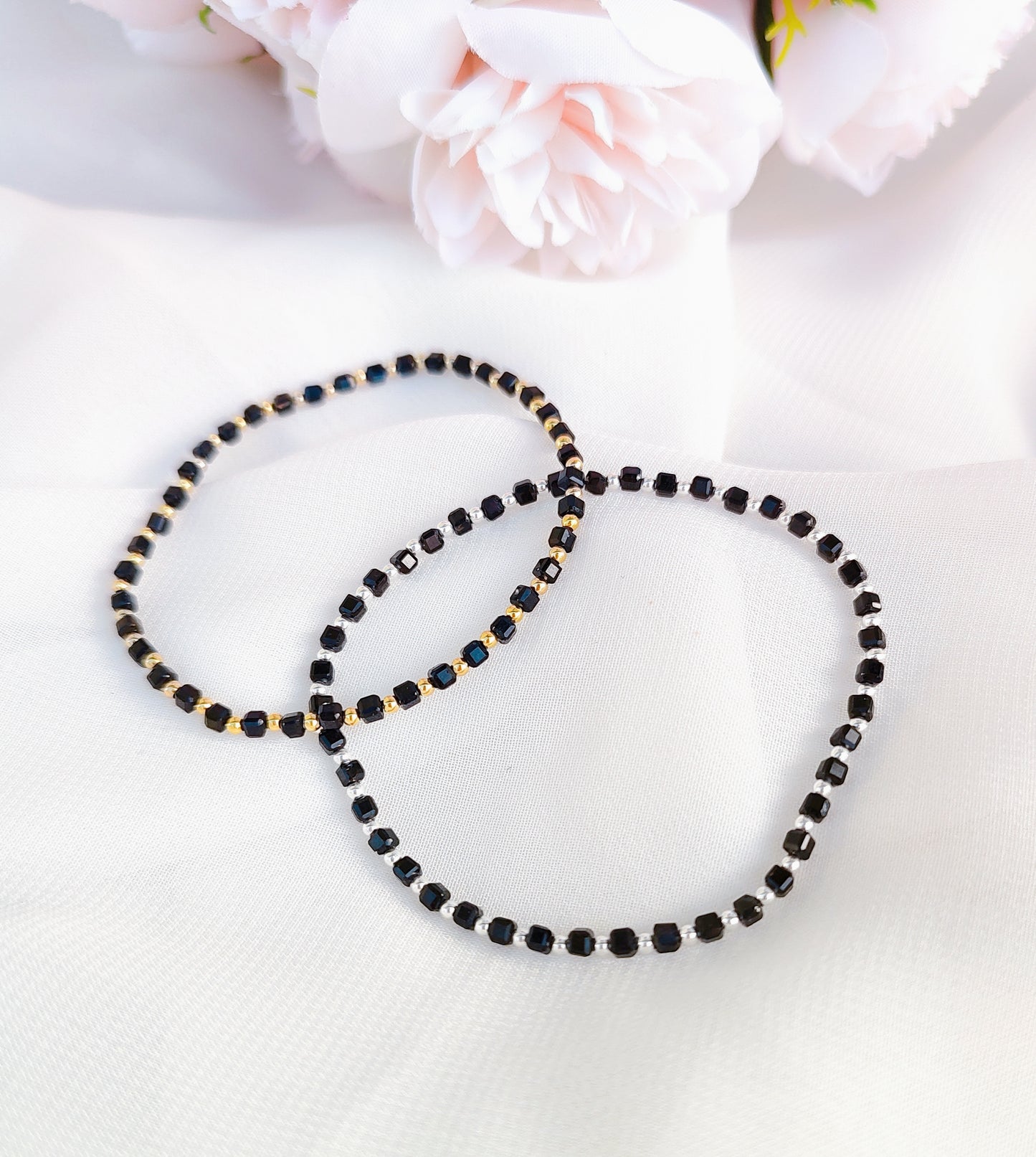 Elastische Armbänder mit schwarzen Turmalin Würfeln, Oktober Geburtsstein Armband