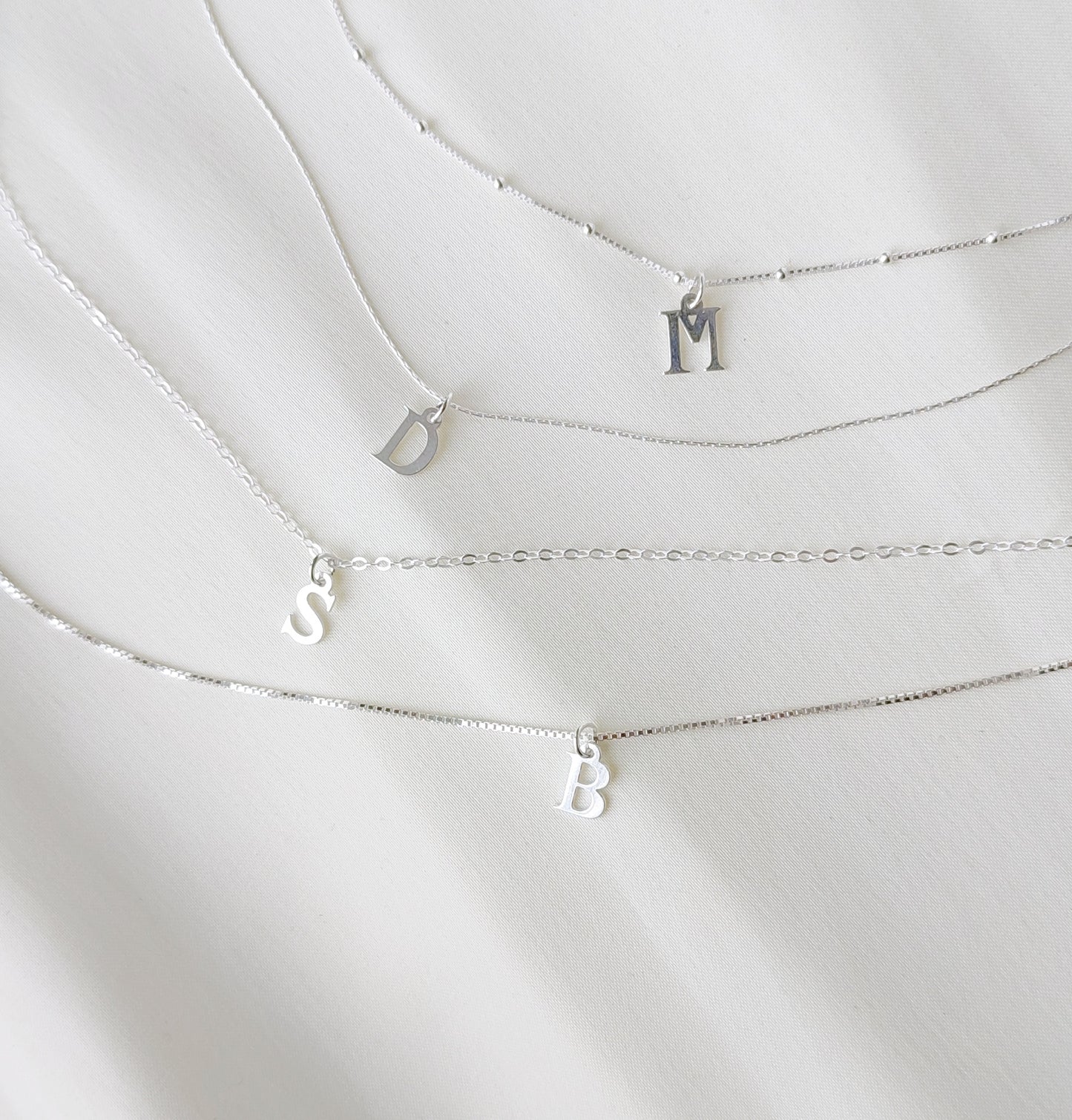 7mm Buchstaben Anhänger mit Kette der Wahl, Box Chain, Satellite Kette aus Sterling Silber