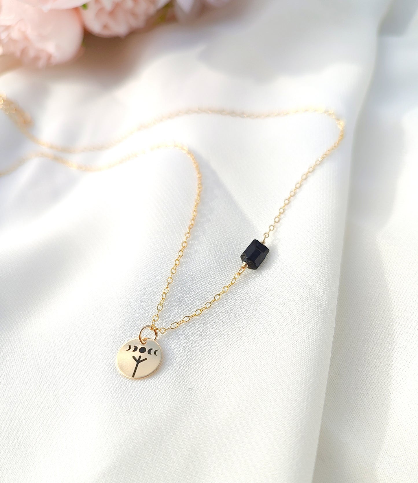Runen Mondphasen Halskettemit schwarzem Turmalin Rohstein aus Gold Filled, Personalisierte Kette mit Gravur