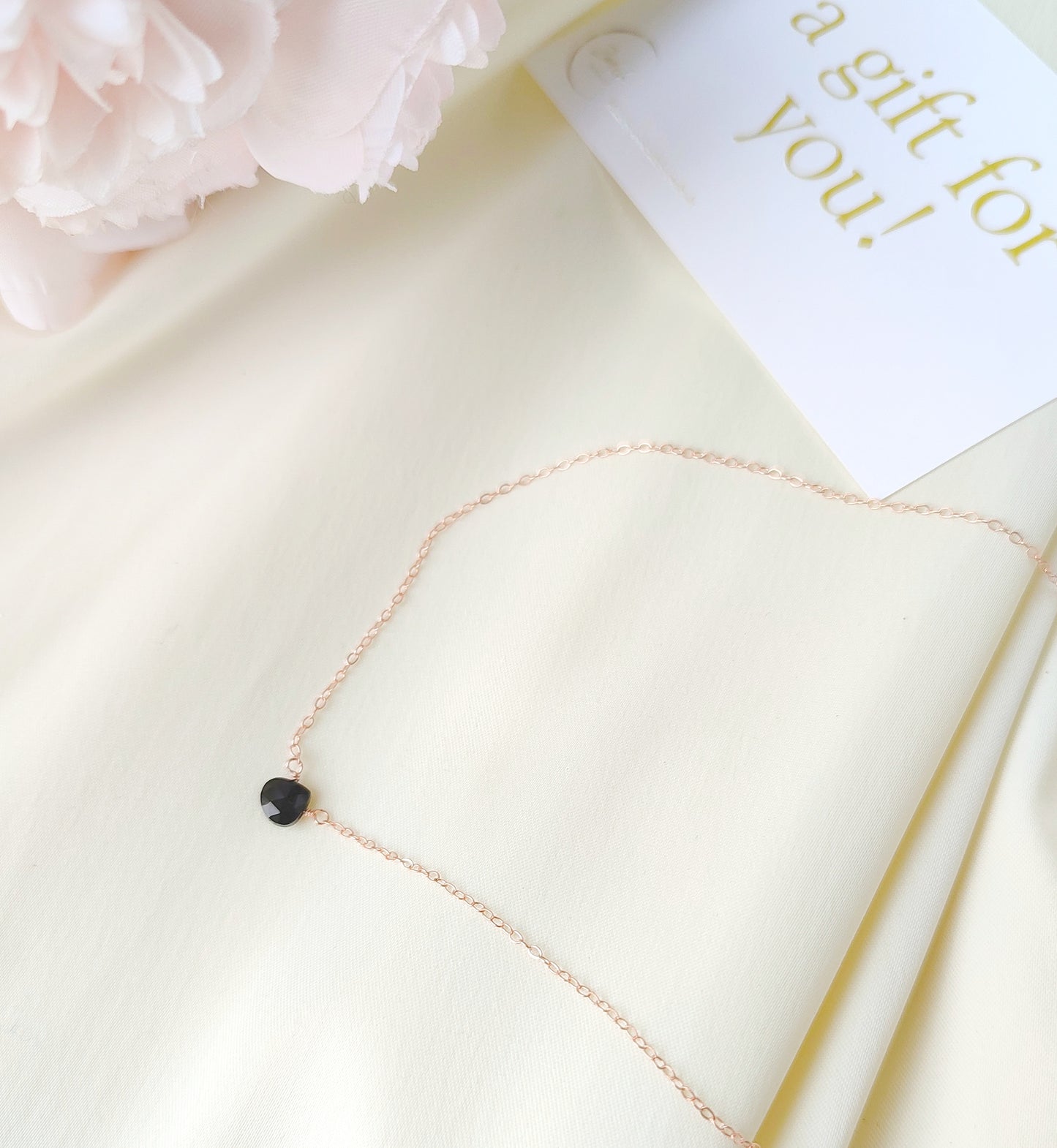 Halskette mit Onyx Tropfen, filigrane Goldkette mit Mini Onyx