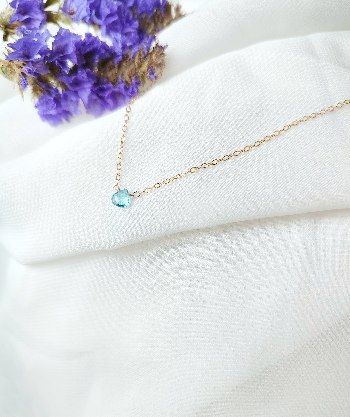 Topas Halskette, Kette mit mini Blautopas Tropfen, November Geburtssteinkette