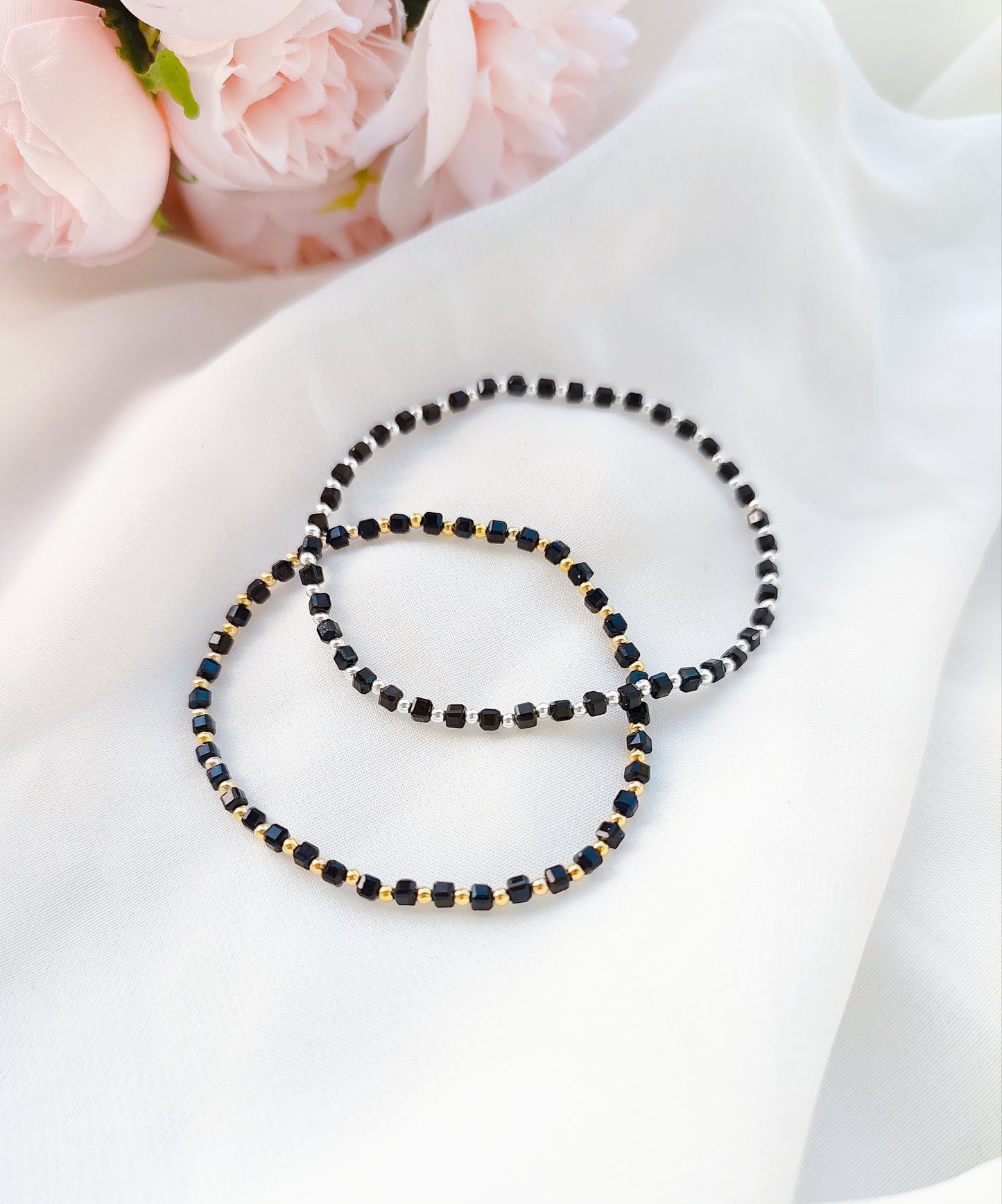 Elastische Armbänder mit schwarzen Turmalin Würfeln, Oktober Geburtsstein Armband