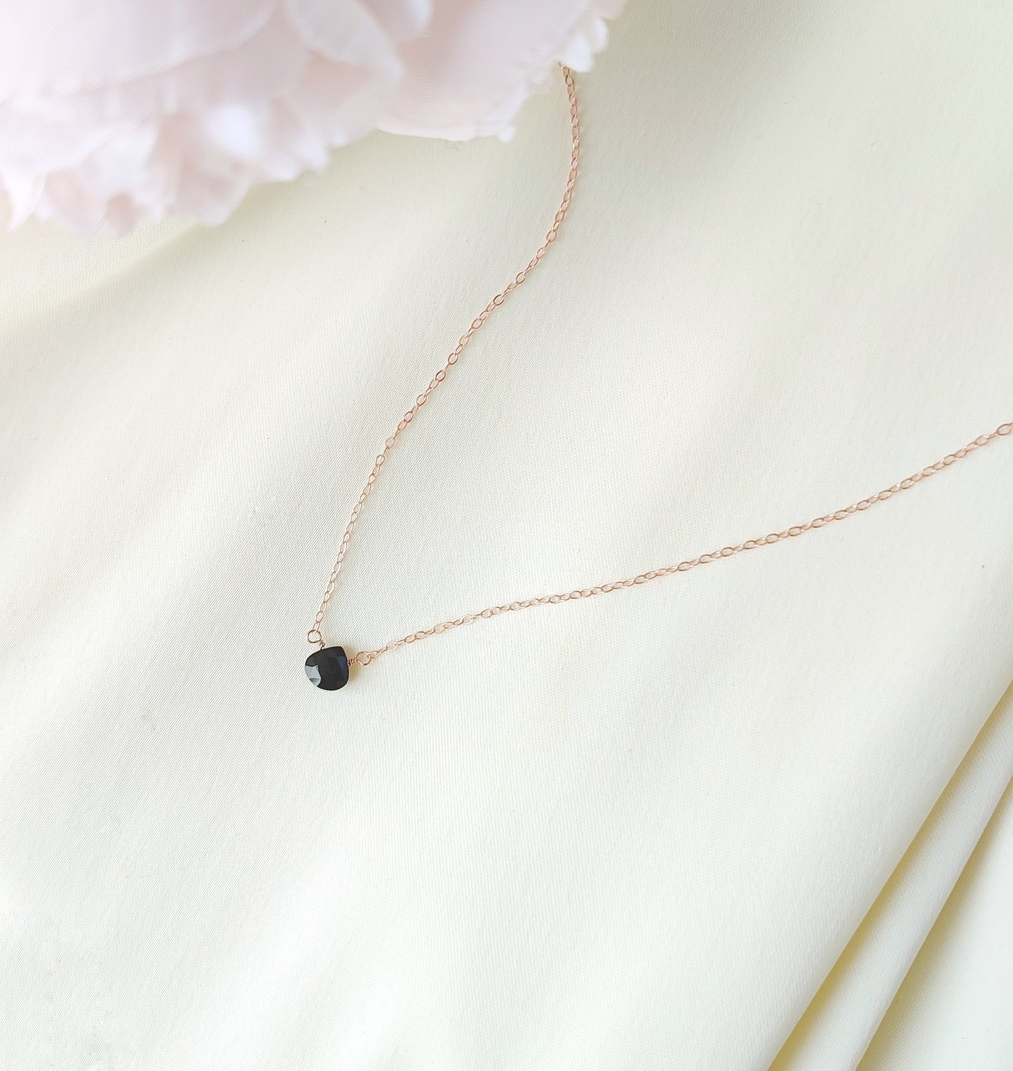 Halskette mit Onyx Tropfen, filigrane Goldkette mit Mini Onyx