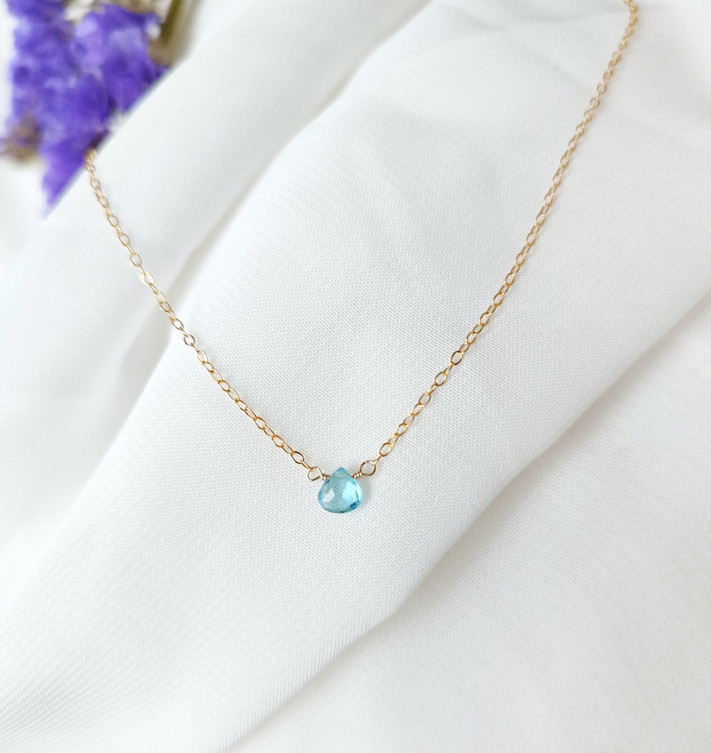 Topas Halskette, Kette mit mini Blautopas Tropfen, November Geburtssteinkette