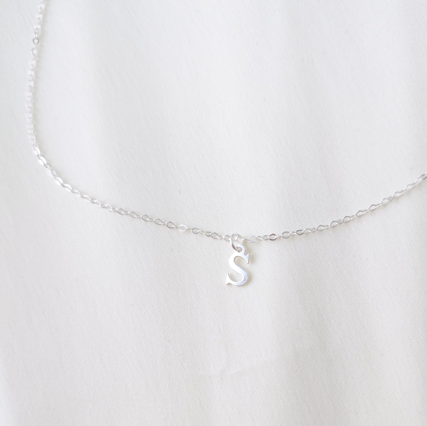 7mm Buchstaben Anhänger mit Kette der Wahl, Box Chain, Satellite Kette aus Sterling Silber