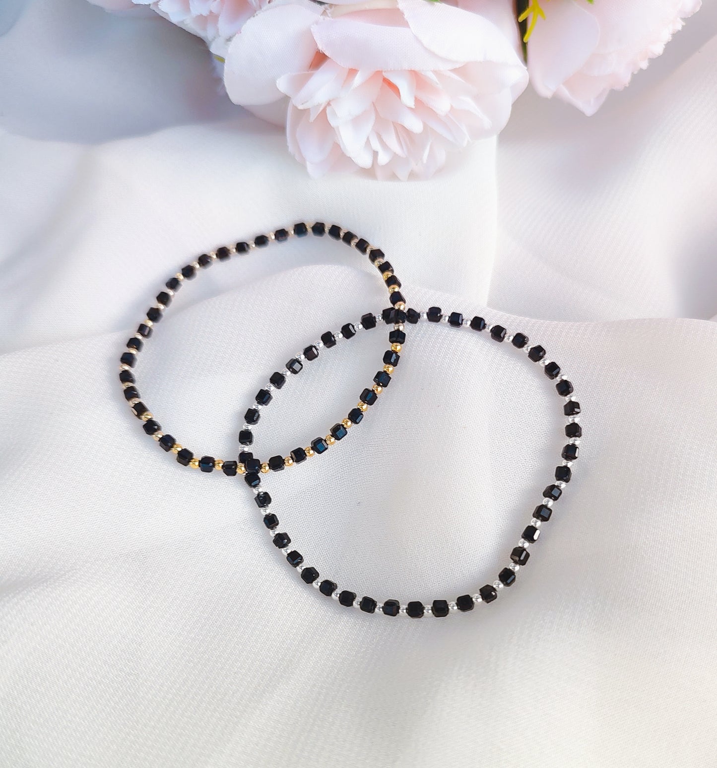 Elastische Armbänder mit schwarzen Turmalin Würfeln, Oktober Geburtsstein Armband