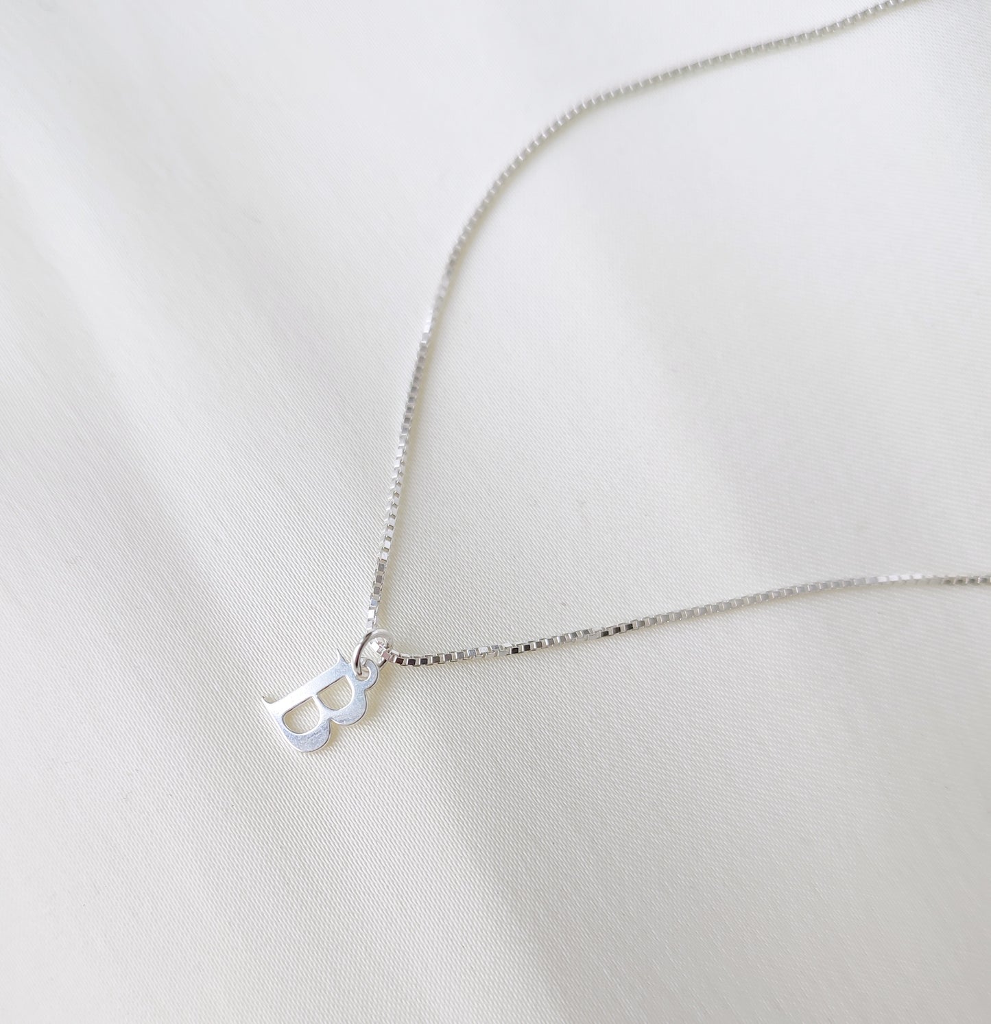 7mm Buchstaben Anhänger mit Kette der Wahl, Box Chain, Satellite Kette aus Sterling Silber