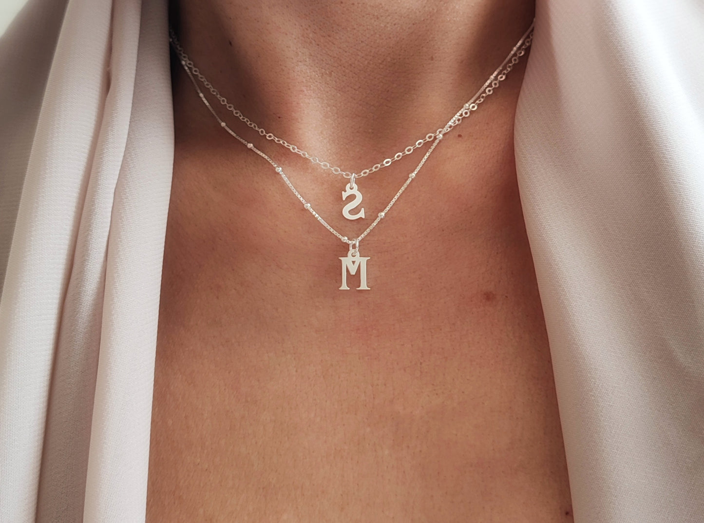 7mm Buchstaben Anhänger mit Kette der Wahl, Box Chain, Satellite Kette aus Sterling Silber