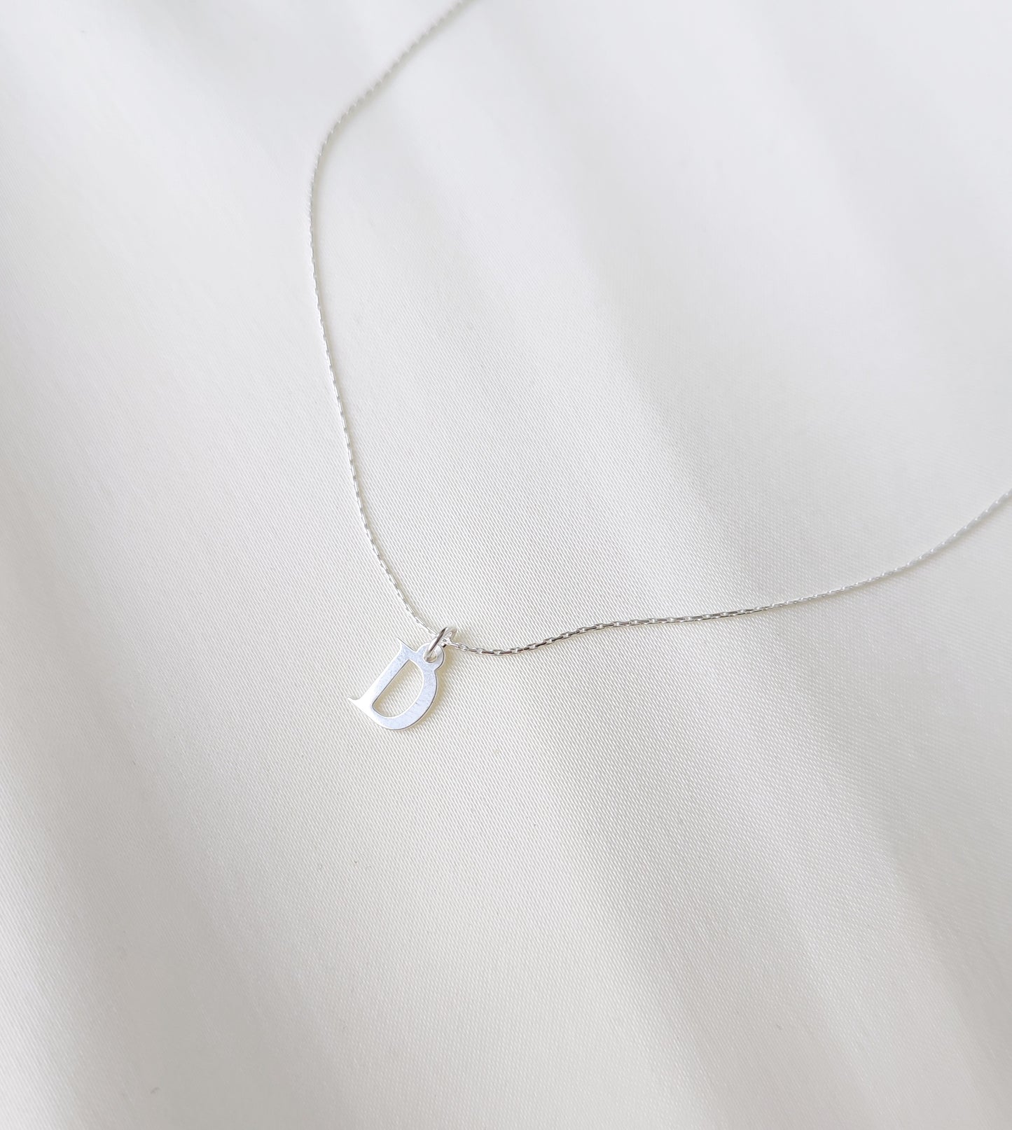 7mm Buchstaben Anhänger mit Kette der Wahl, Box Chain, Satellite Kette aus Sterling Silber