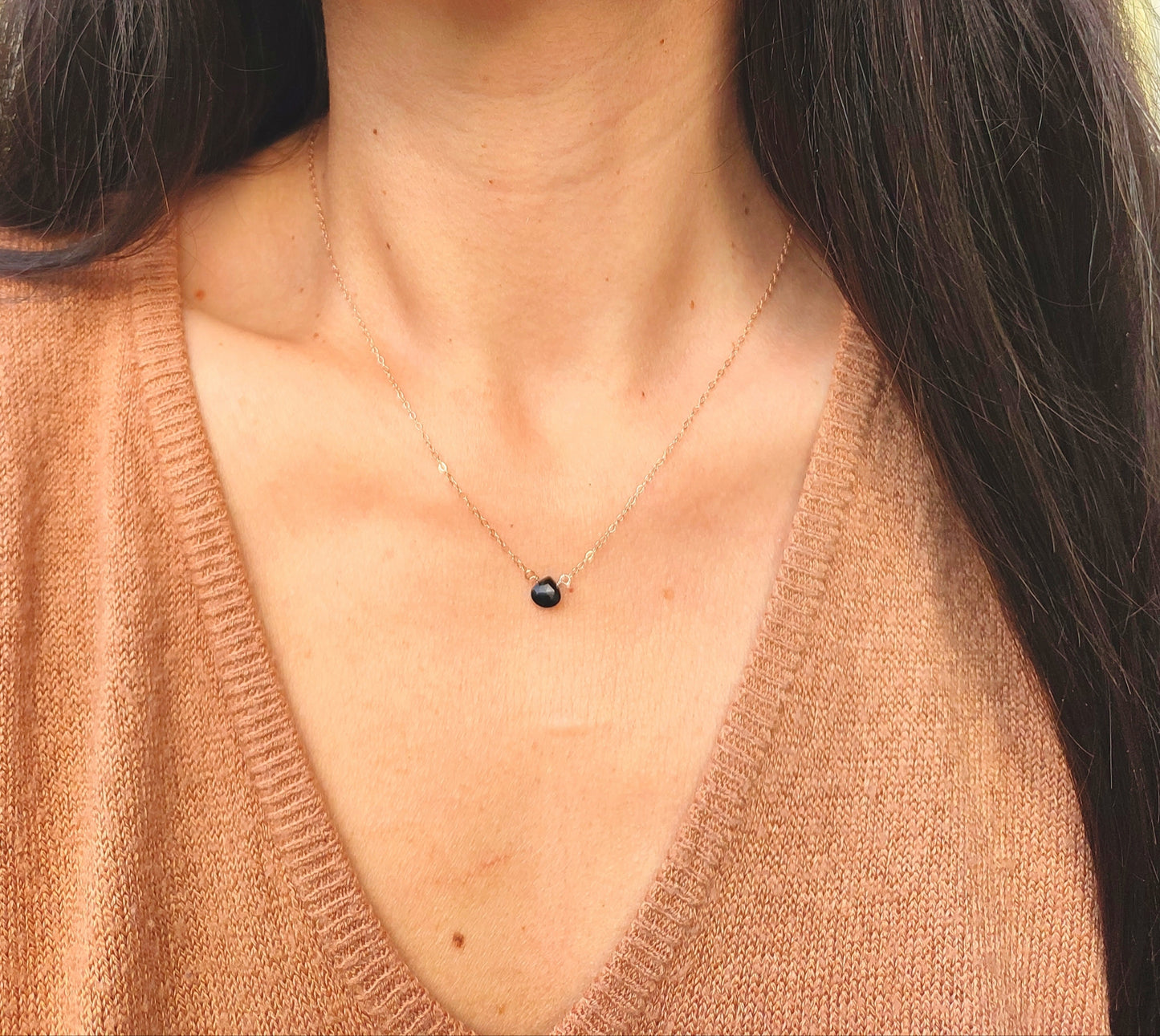 Halskette mit Onyx Tropfen, filigrane Goldkette mit Mini Onyx