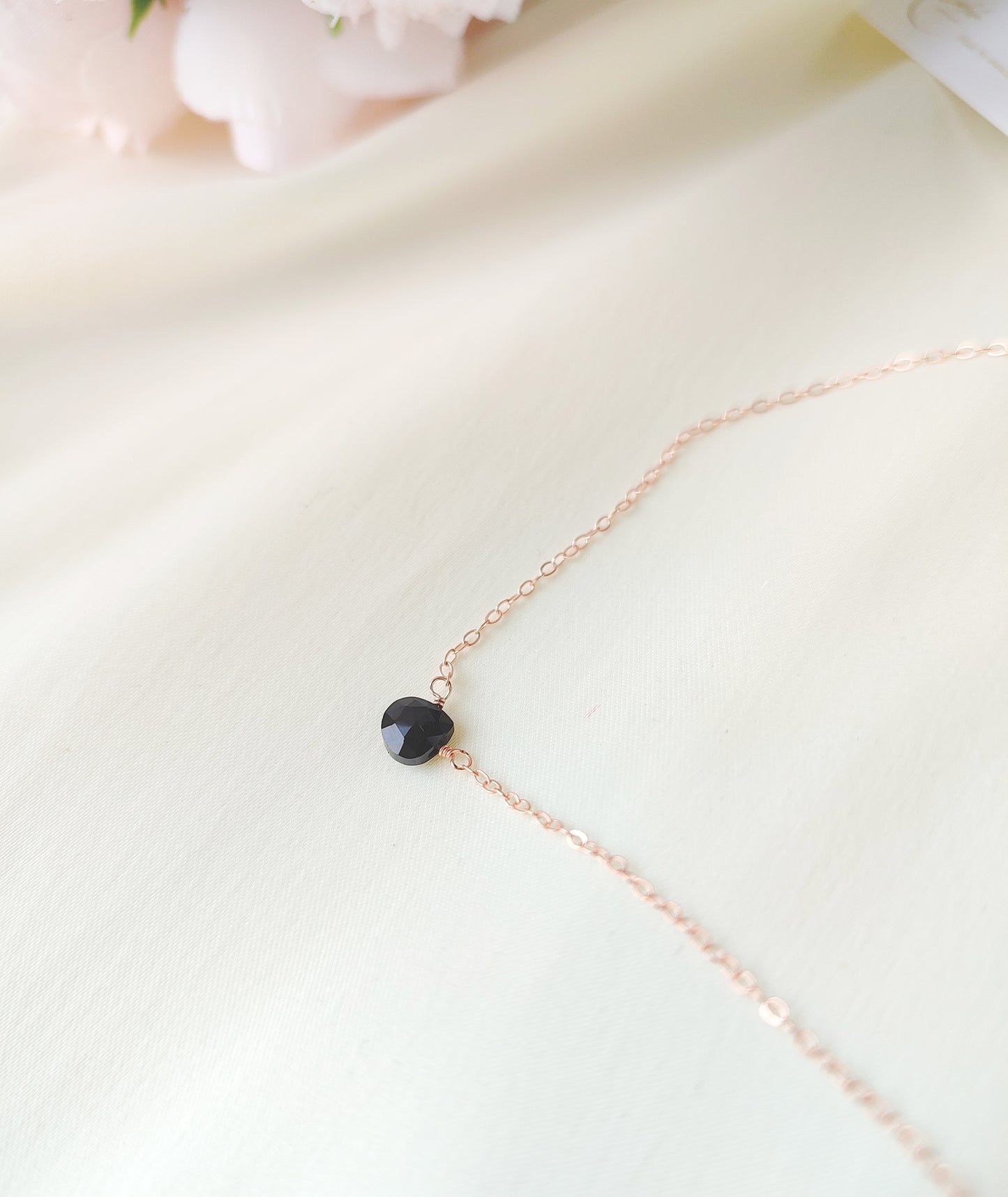 Halskette mit Onyx Tropfen, filigrane Goldkette mit Mini Onyx