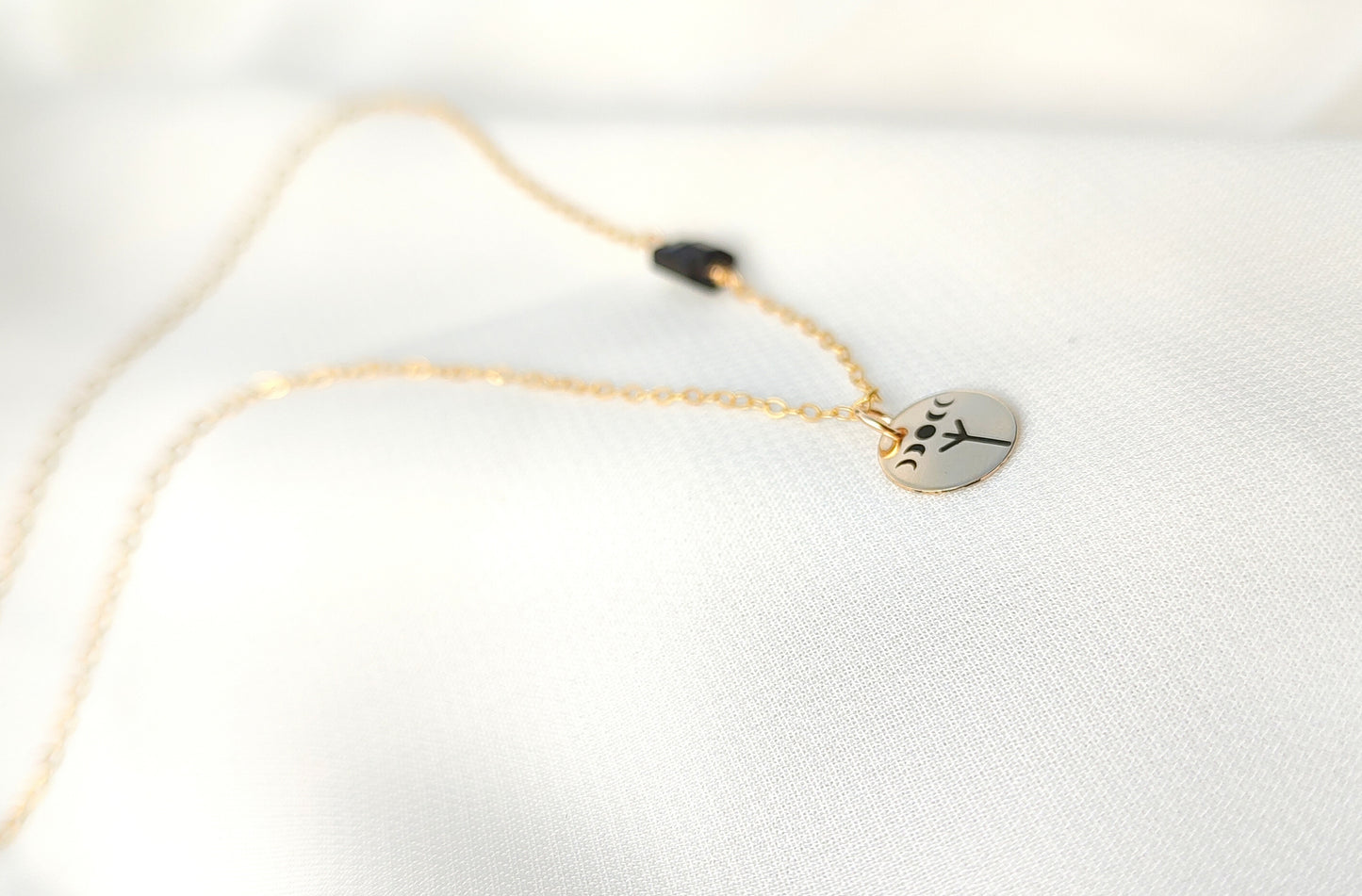 Runen Mondphasen Halskettemit schwarzem Turmalin Rohstein aus Gold Filled, Personalisierte Kette mit Gravur