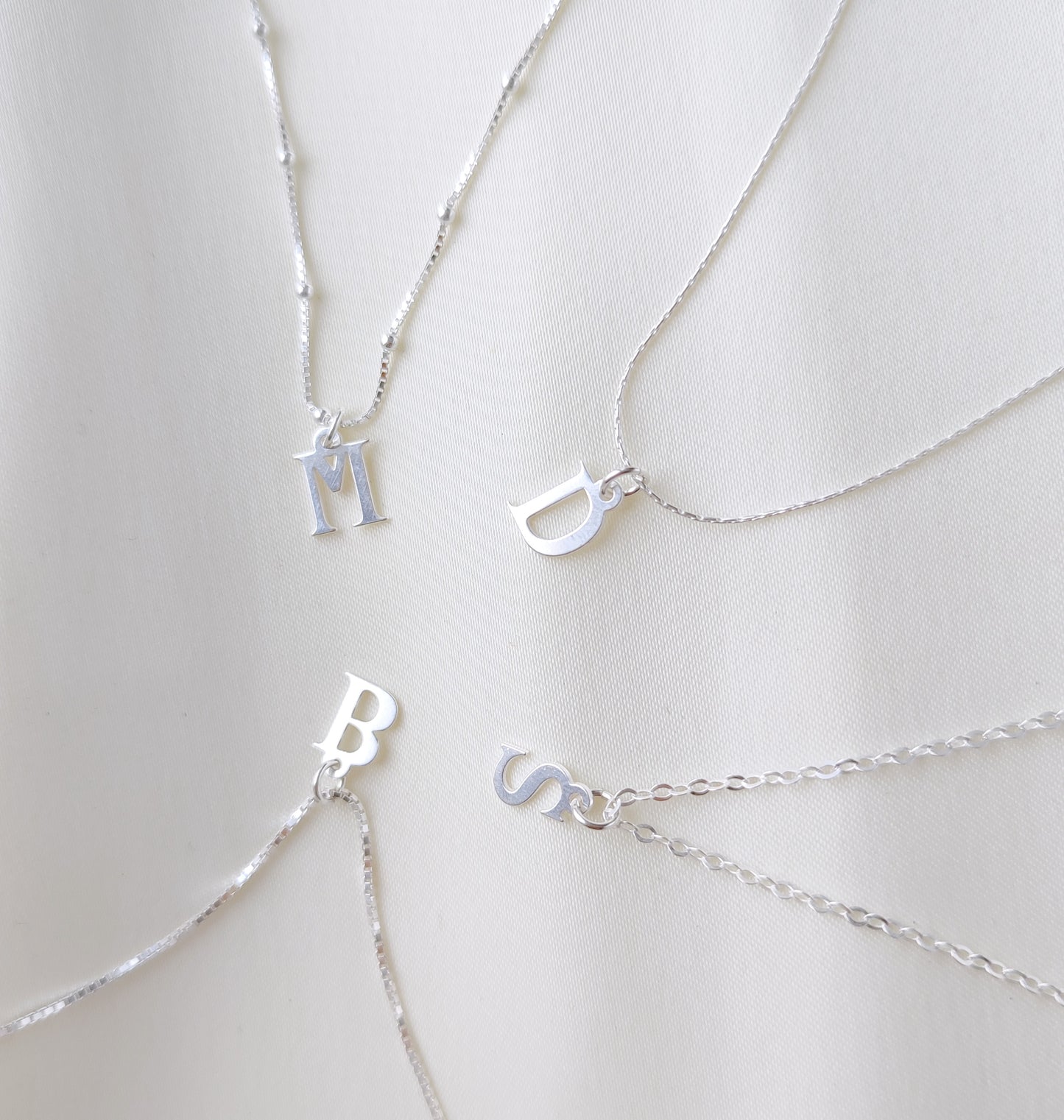 7mm Buchstaben Anhänger mit Kette der Wahl, Box Chain, Satellite Kette aus Sterling Silber