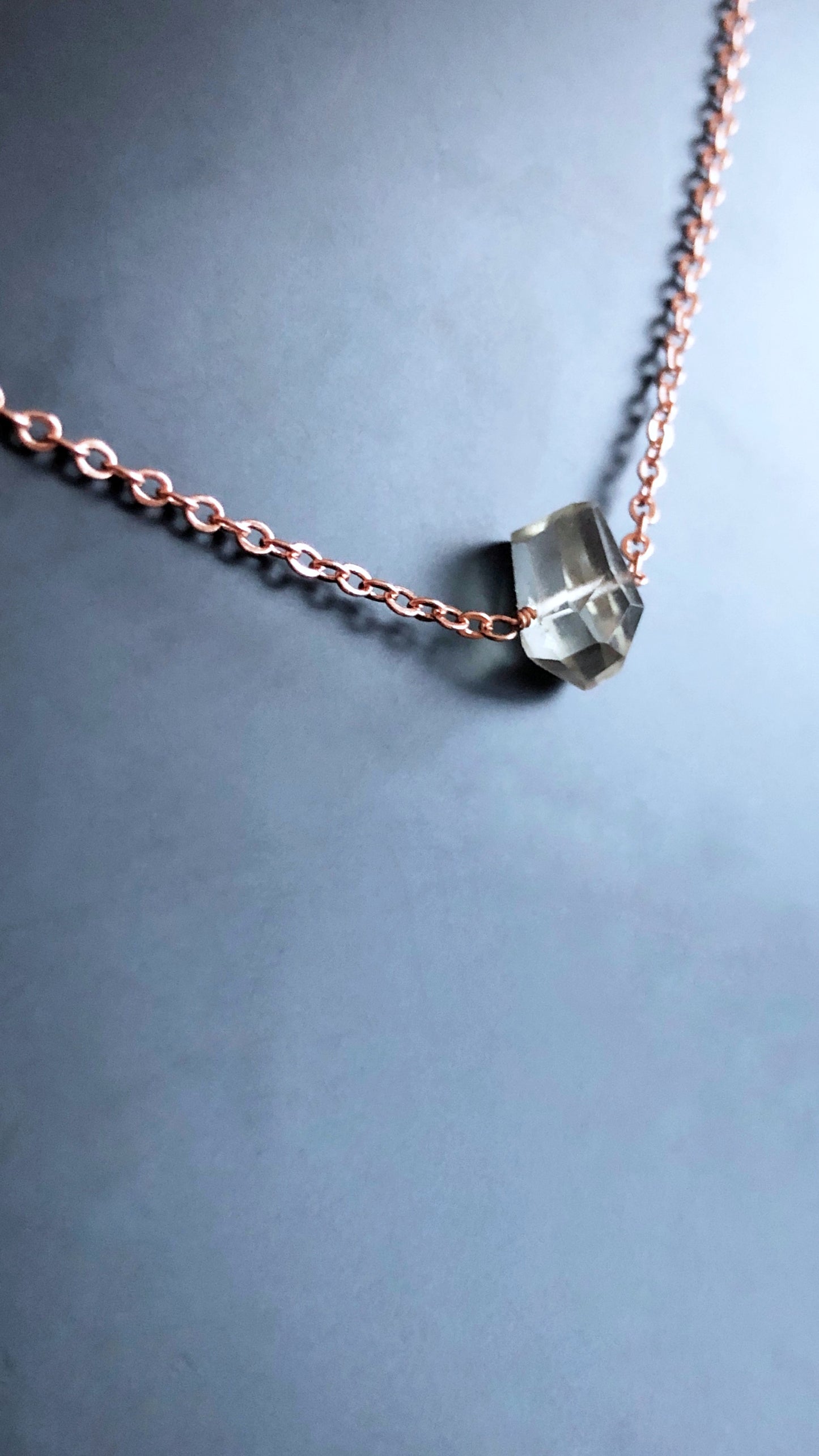 Halskette mit grünem Amethyst Rohstein - Februar Geburtsstein