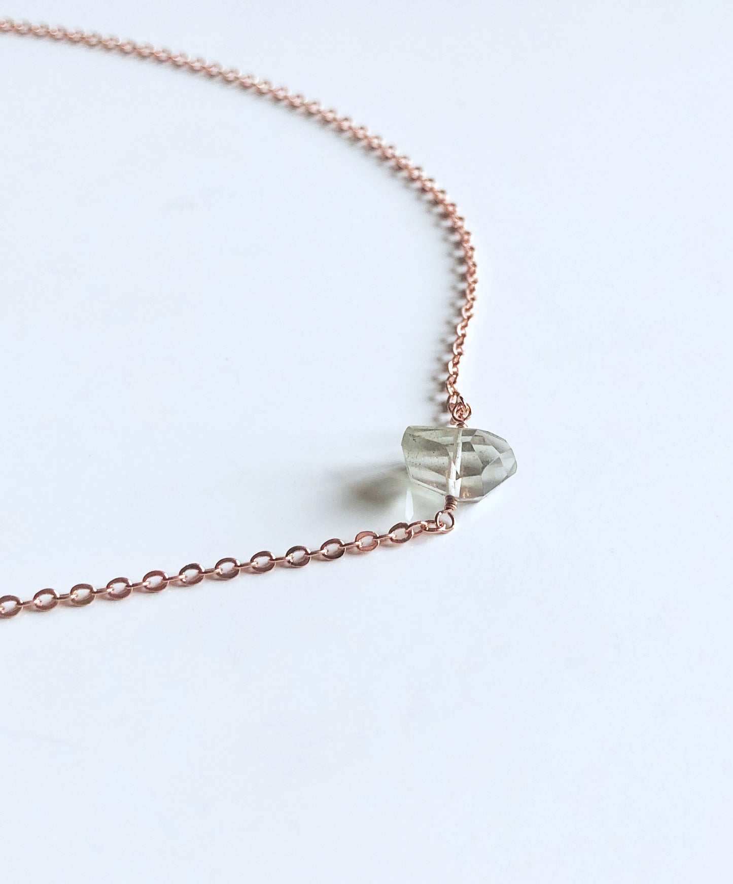 Halskette mit grünem Amethyst Rohstein - Februar Geburtsstein