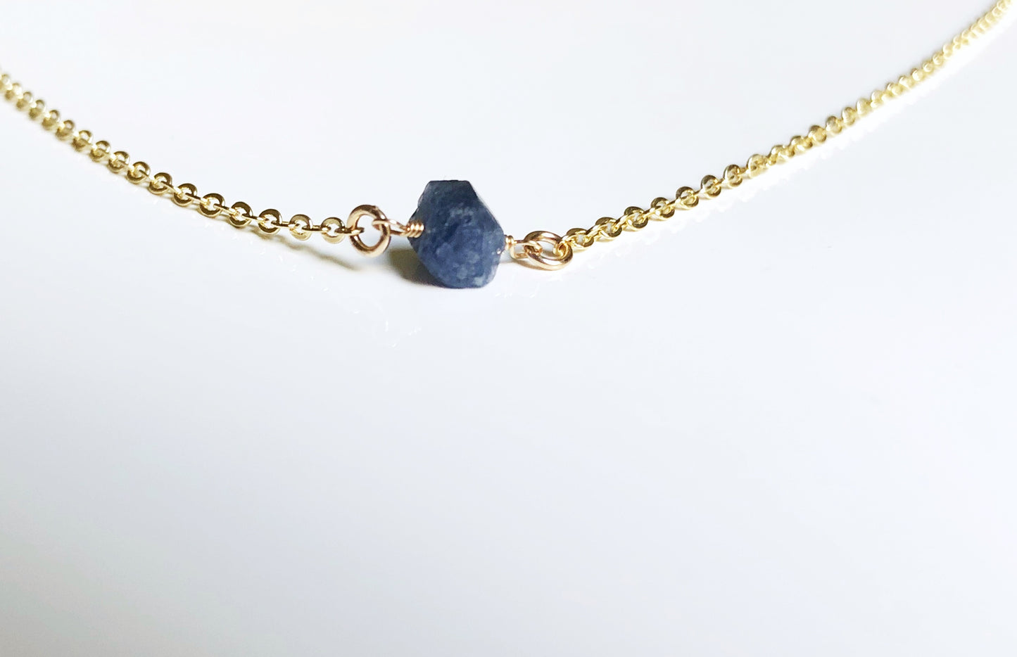 Filigrane Saphir Rohstein Halskette, September Geburtsstein Kette mit Saphir