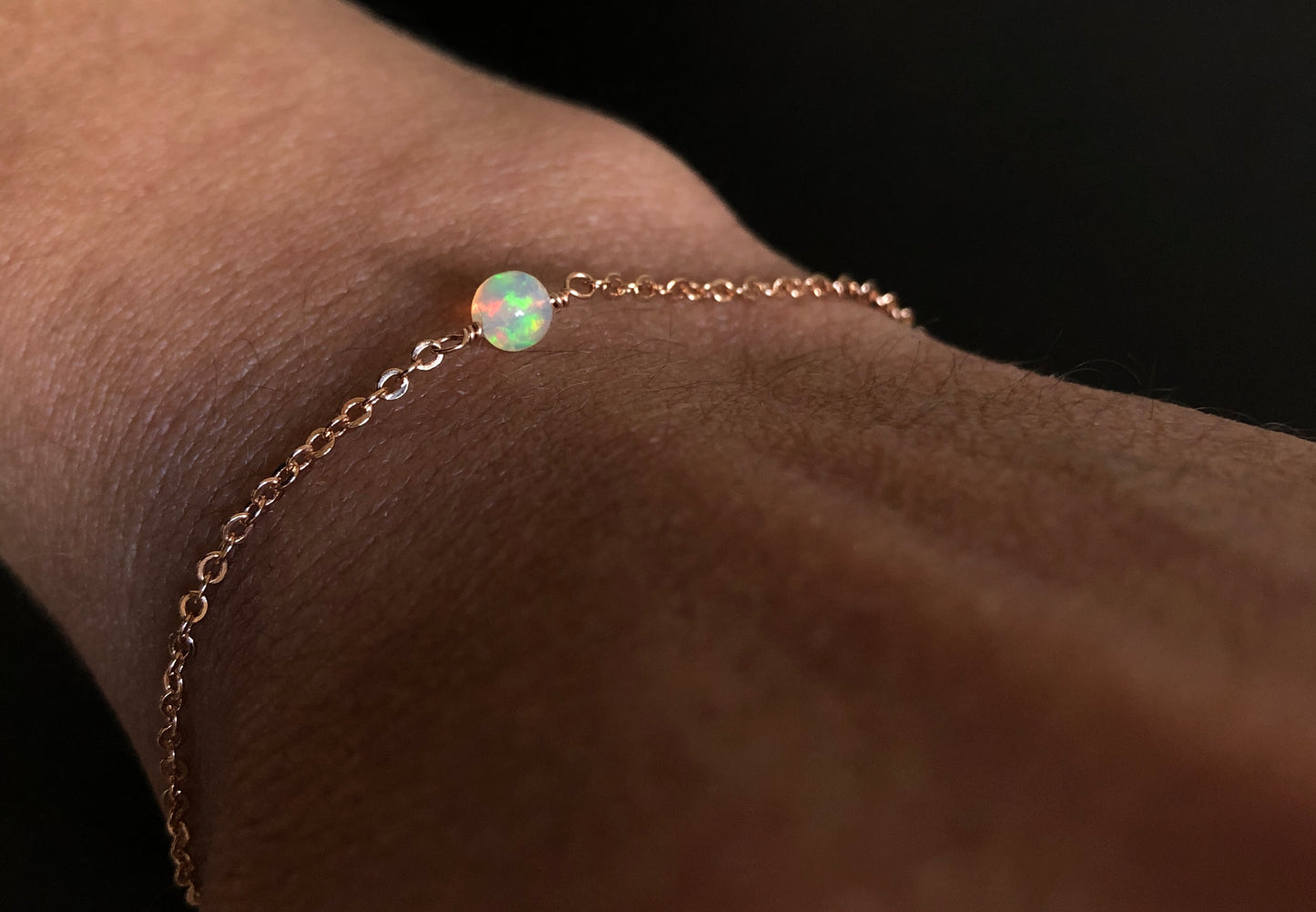 Zartes Welo Opal Armband, Minimalistisches Armband mit Opal Kugel