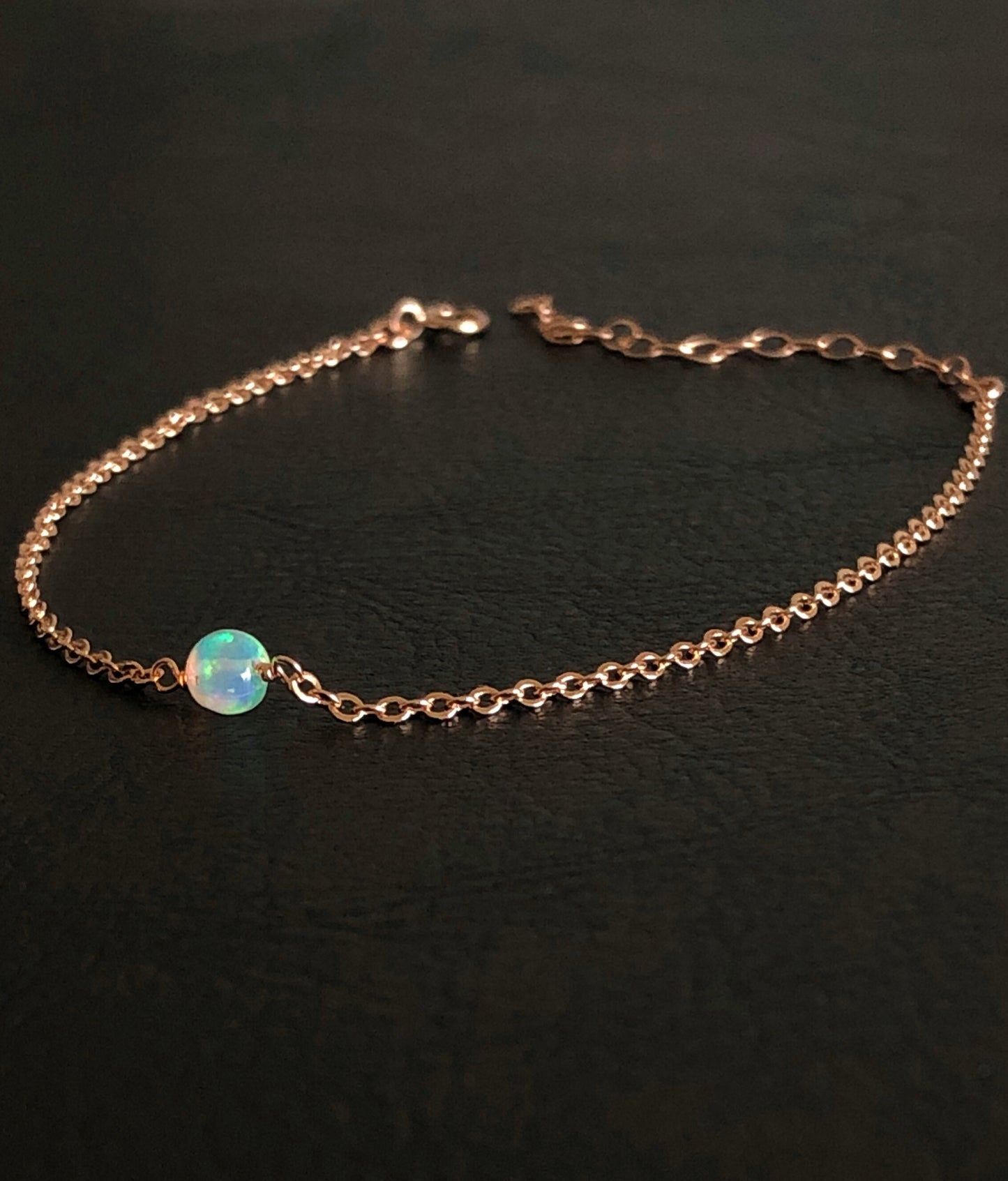 Zartes Welo Opal Armband, Minimalistisches Armband mit Opal Kugel