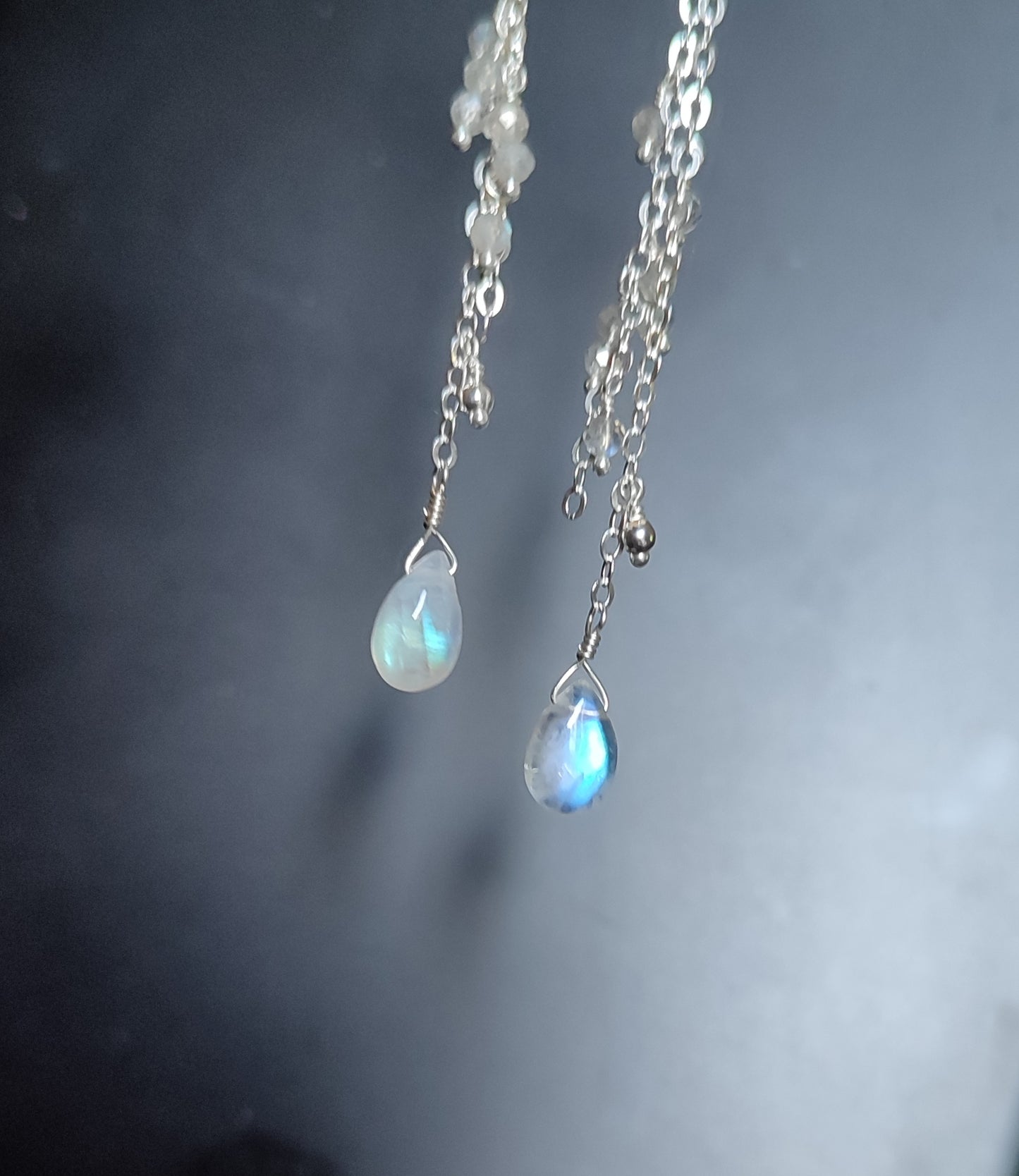 Lange Ohrringe mit Mondsteinen