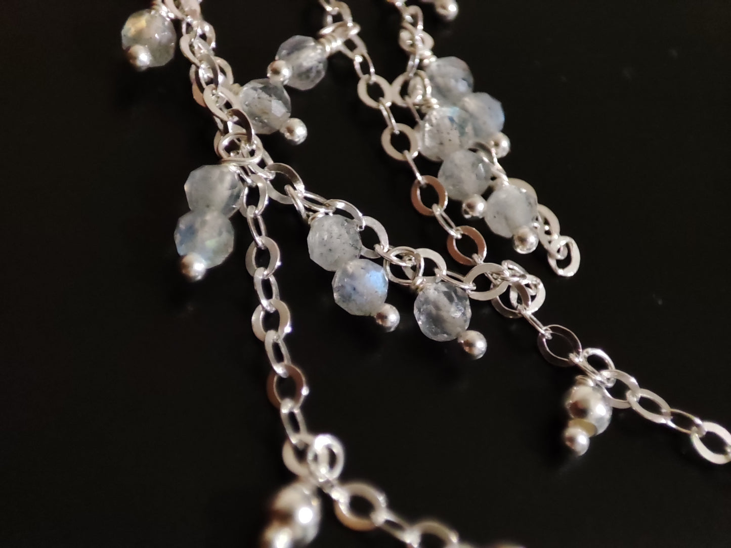 Lange Ohrringe mit Mondsteinen