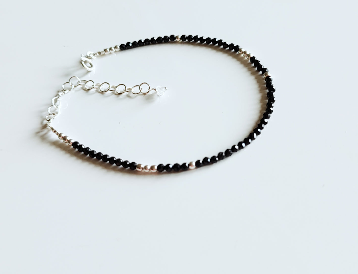 Armband mit schwarzen Turmalin Perlen und Herkimer Bergkristall