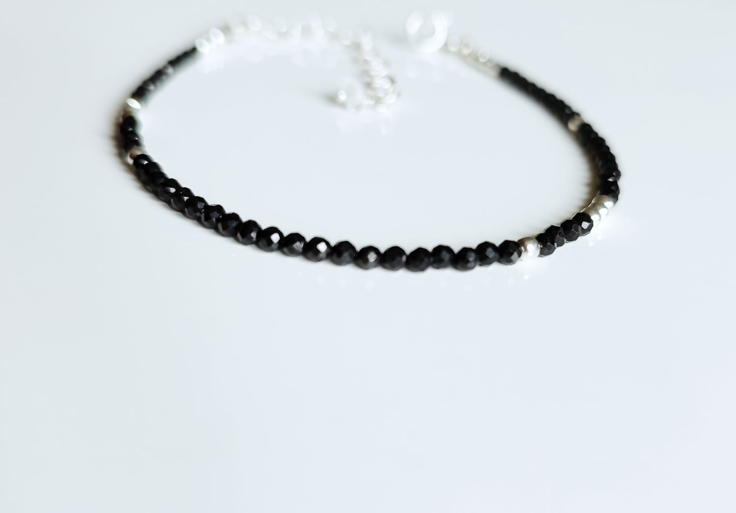 Armband mit schwarzen Turmalin Perlen und Herkimer Bergkristall