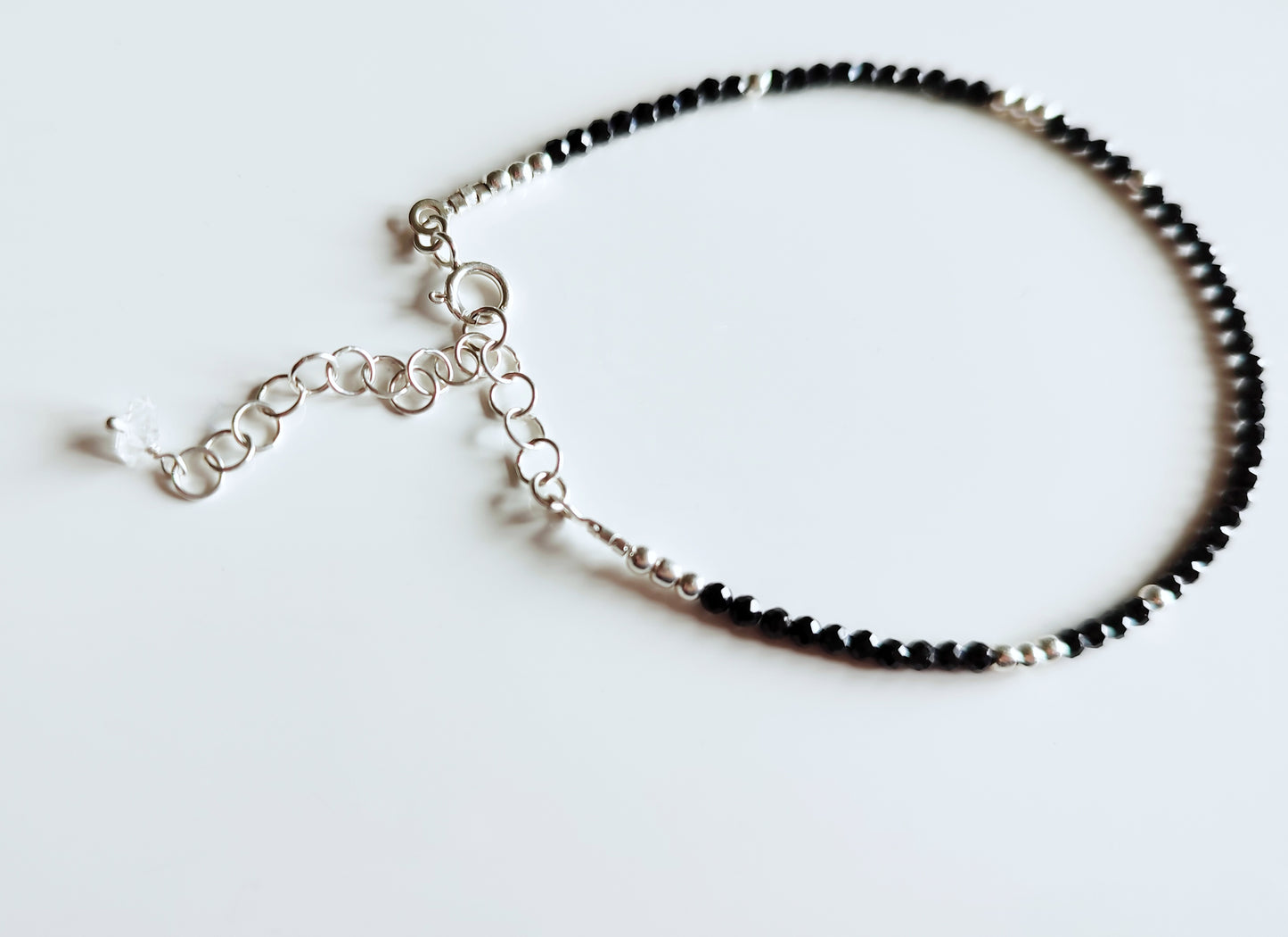 Armband mit schwarzen Turmalin Perlen und Herkimer Bergkristall